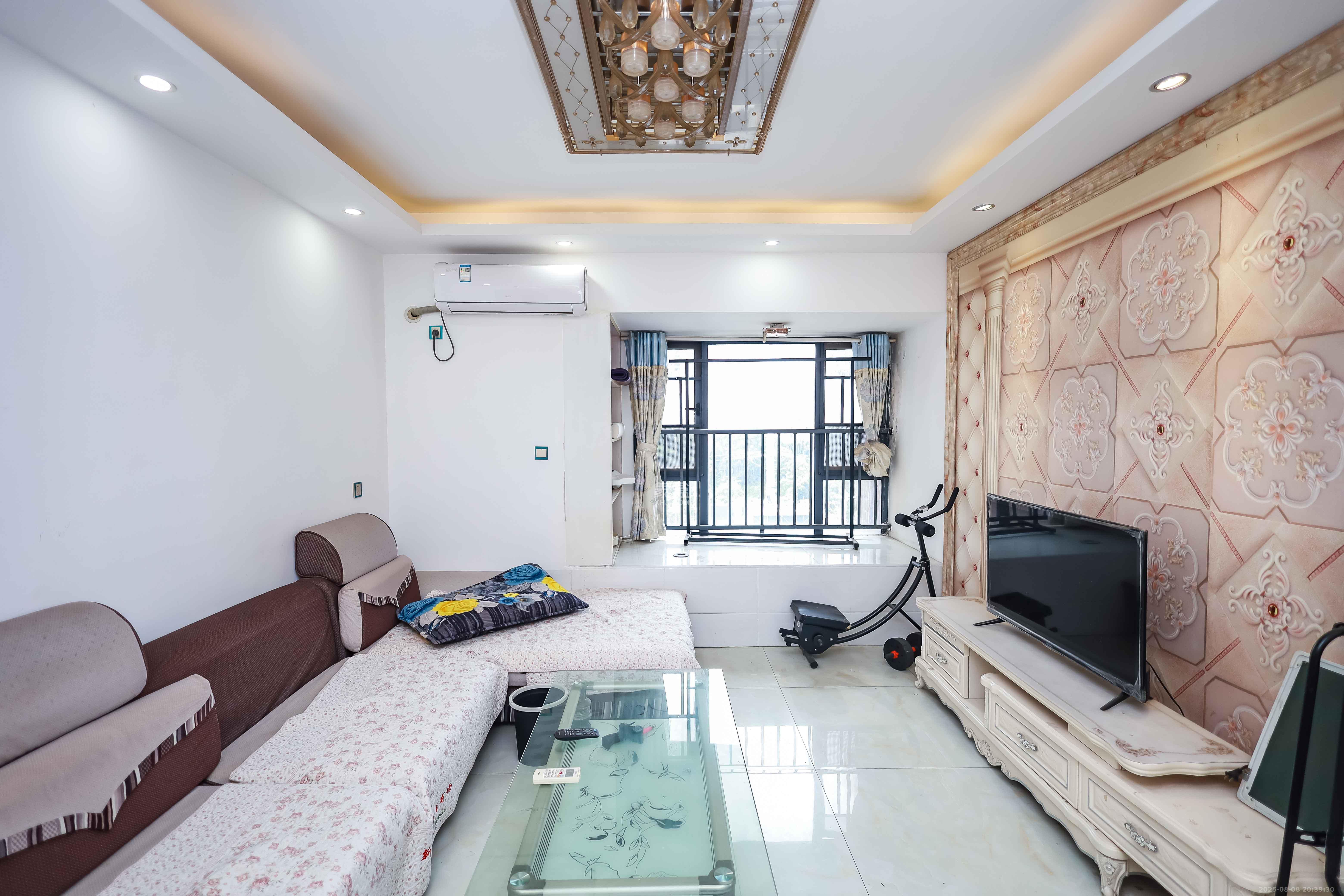 荣盛花语馨苑 3室2厅1卫 63.8万 荣盛花语馨苑 3室2厅1卫 63.8万客厅