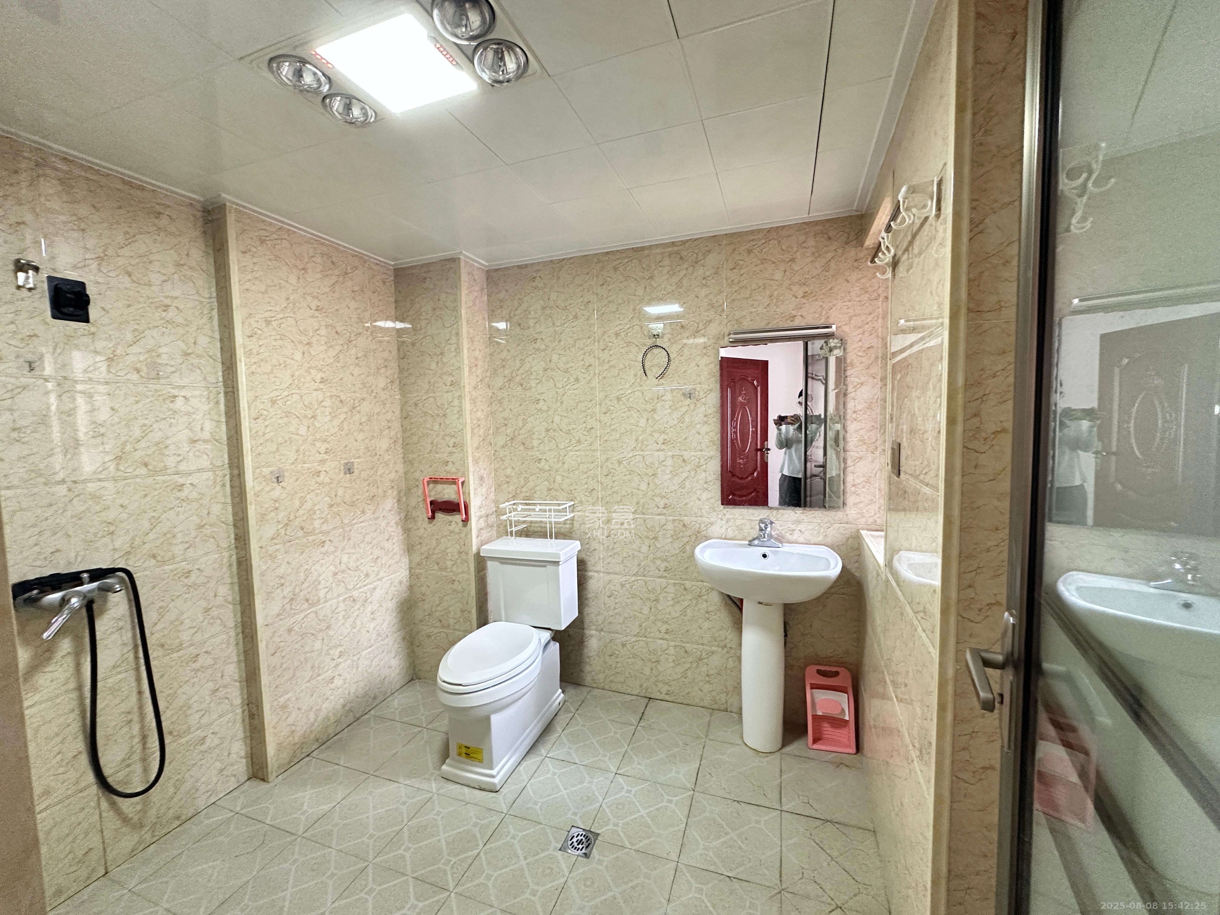 丽发新城  3室2厅2卫    2300.0元/月室内图