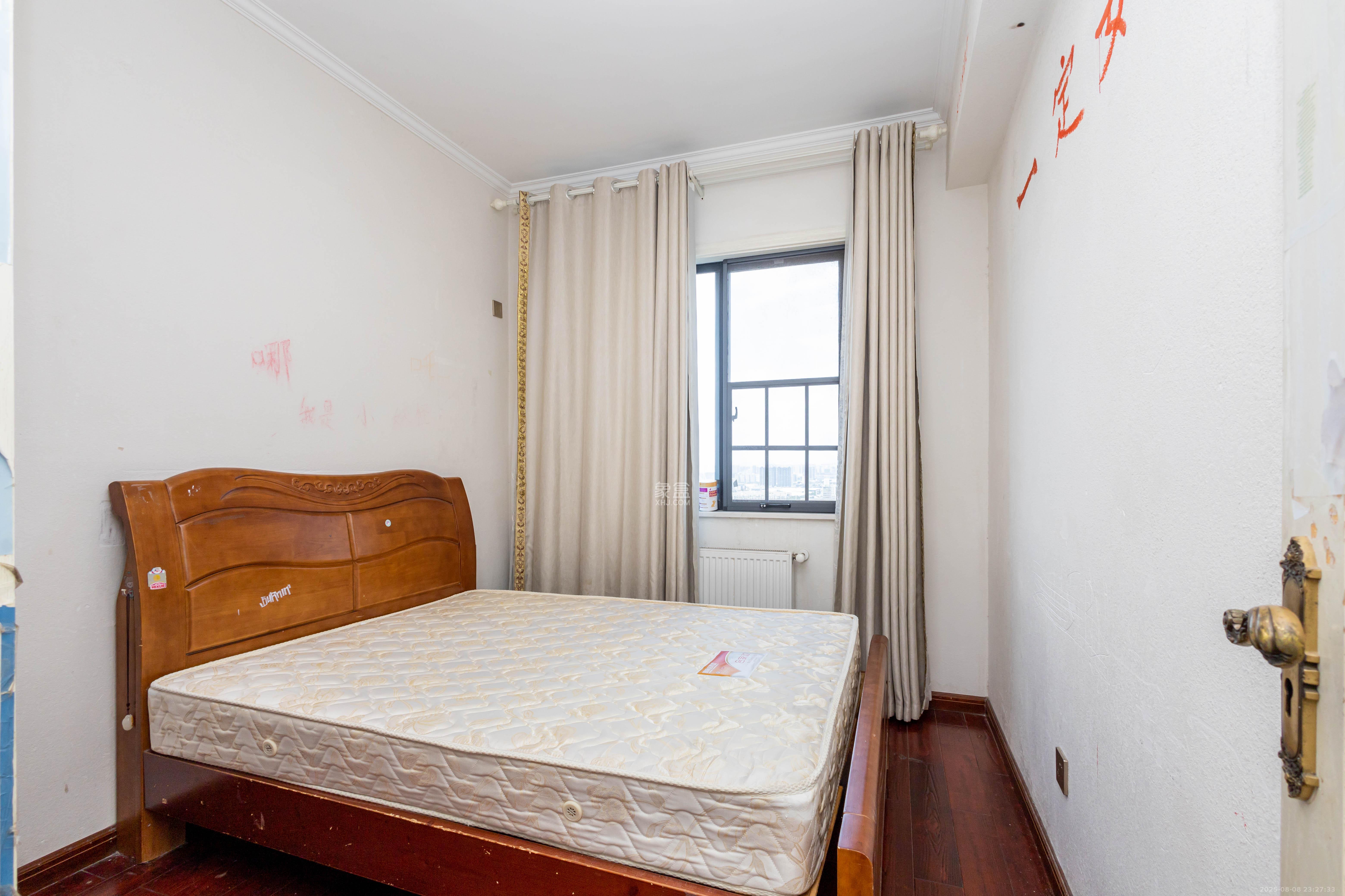 紫御江山  4室2厅2卫    97.8万卧室