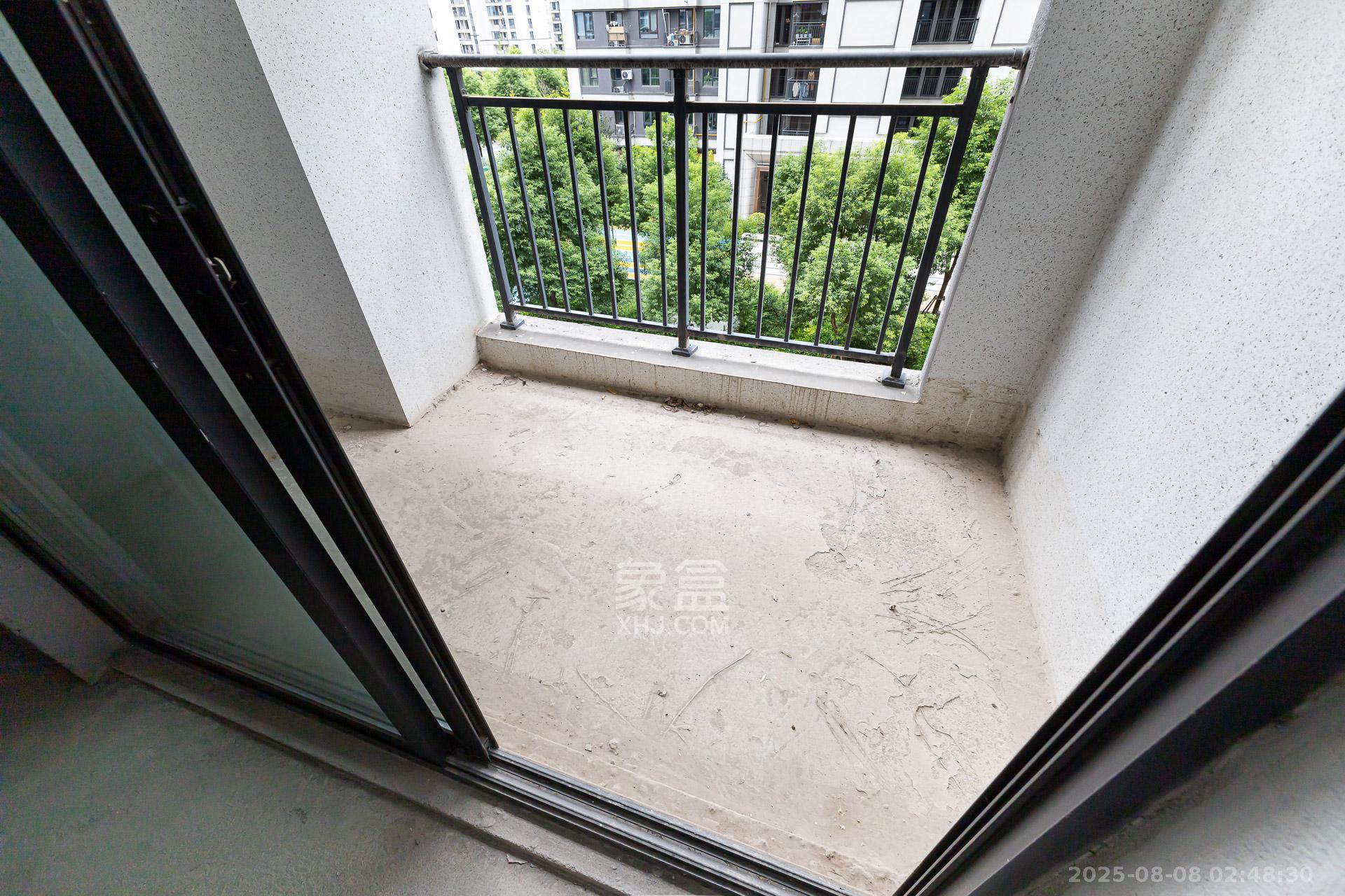 越秀湘江星汇城二期  4室2厅2卫    94.0万阳台