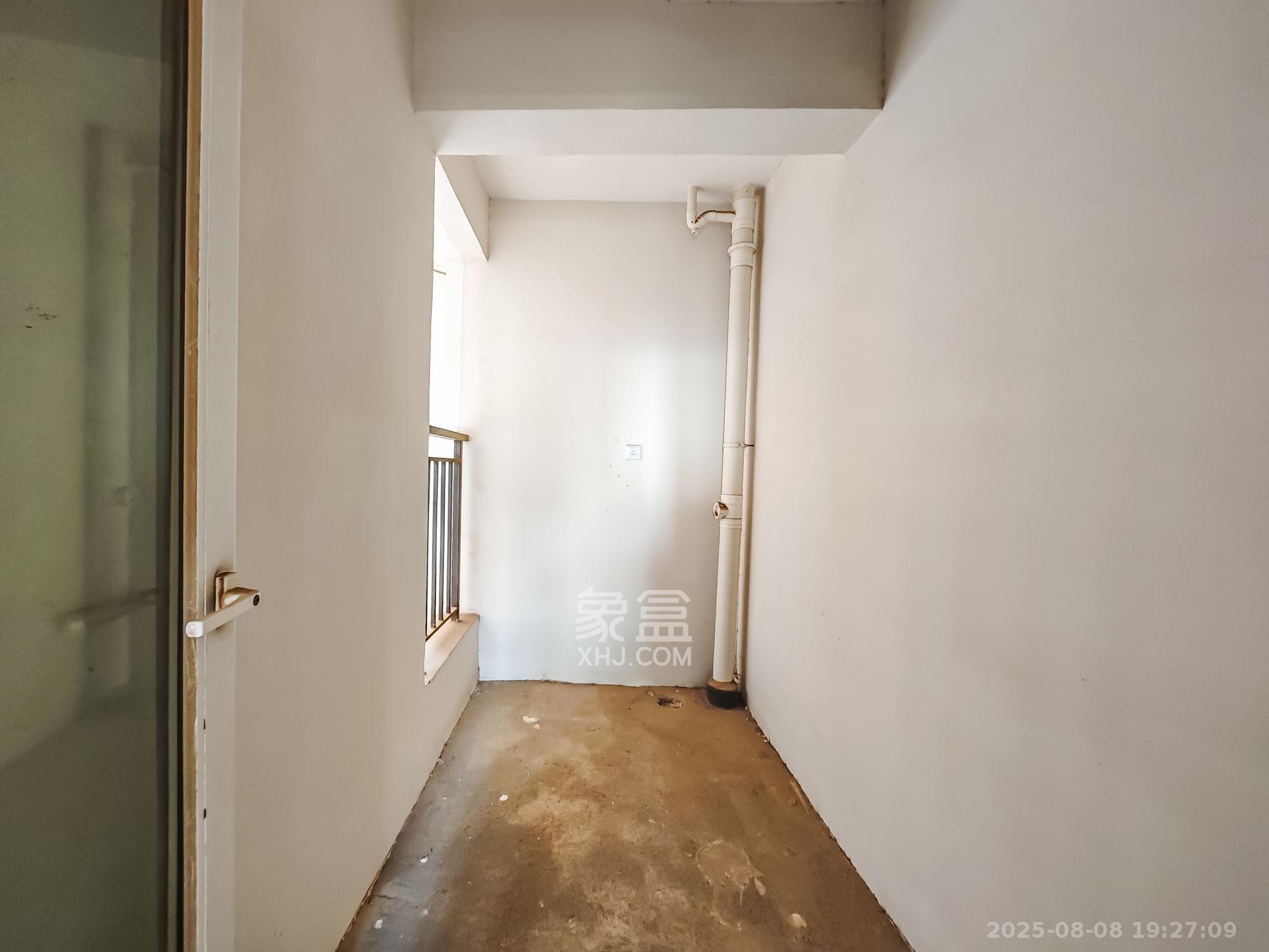 绿地海外滩一期  3室2厅2卫   62.00万卧室