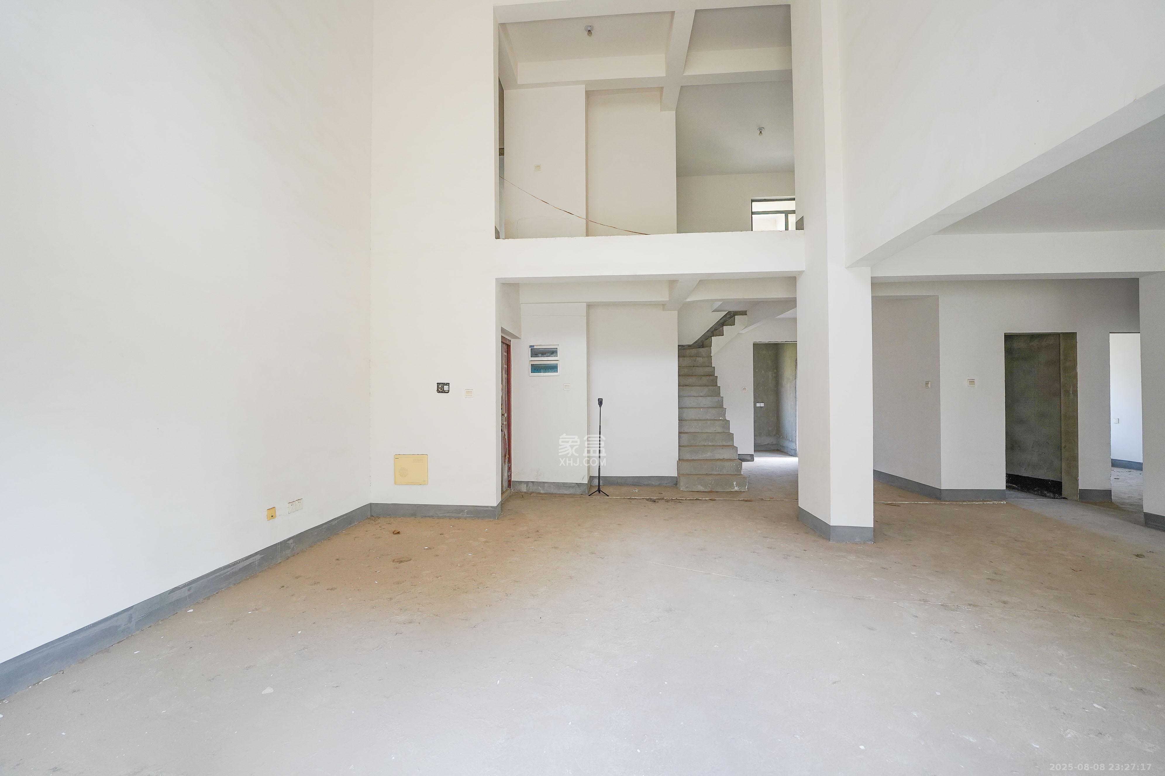 和美星城 5室2厅1卫 150.0万 和美星城 5室2厅1卫 150.0万客厅