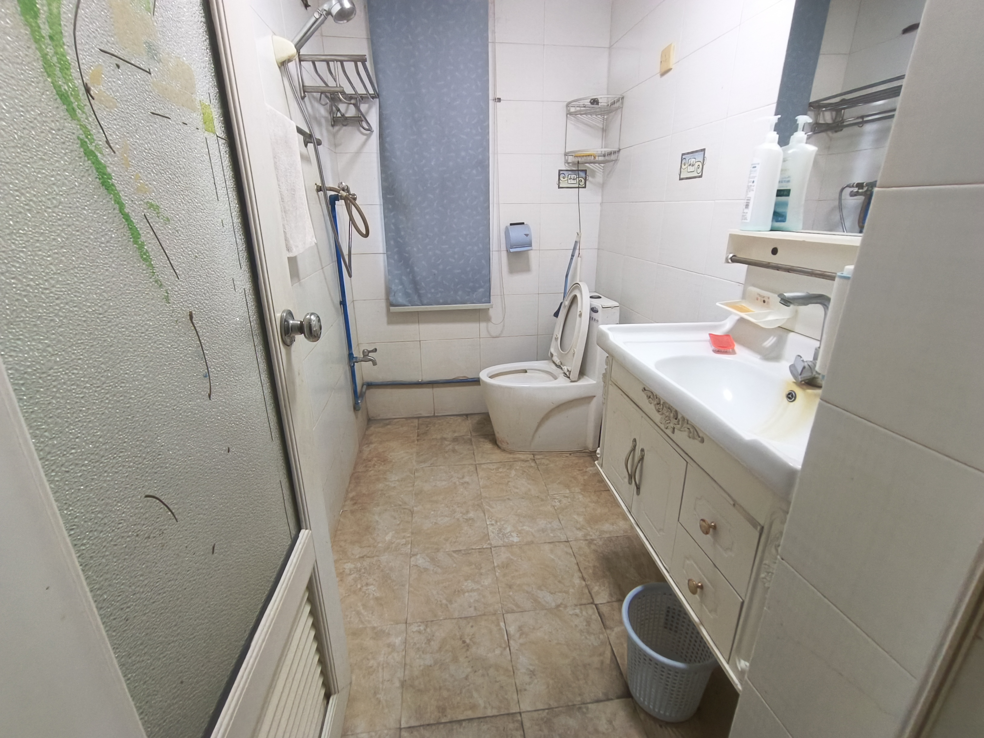 高速路小区  3室2厅2卫   115.00万客厅