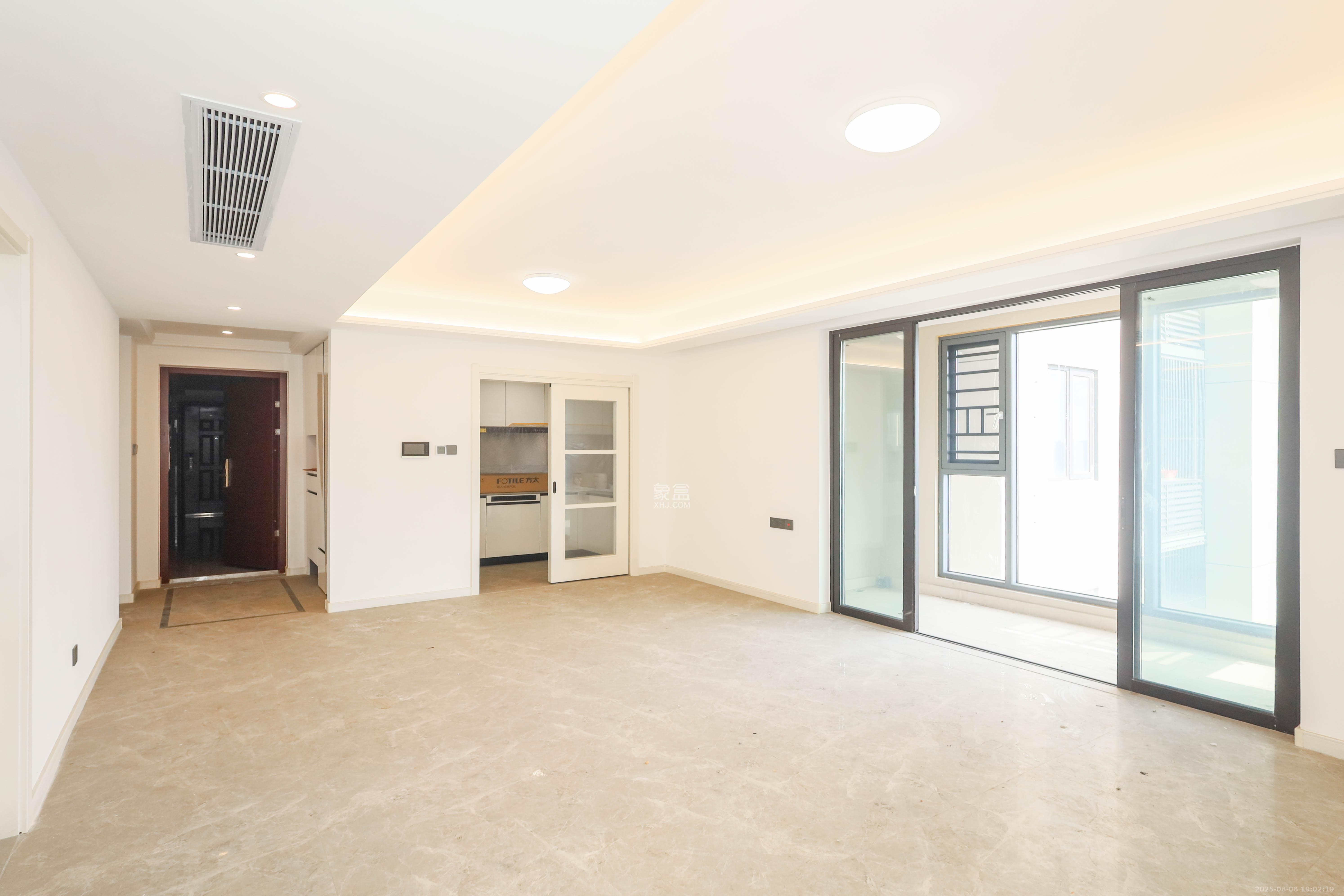 万科金色梦想A区  4室2厅2卫    145.0万客厅