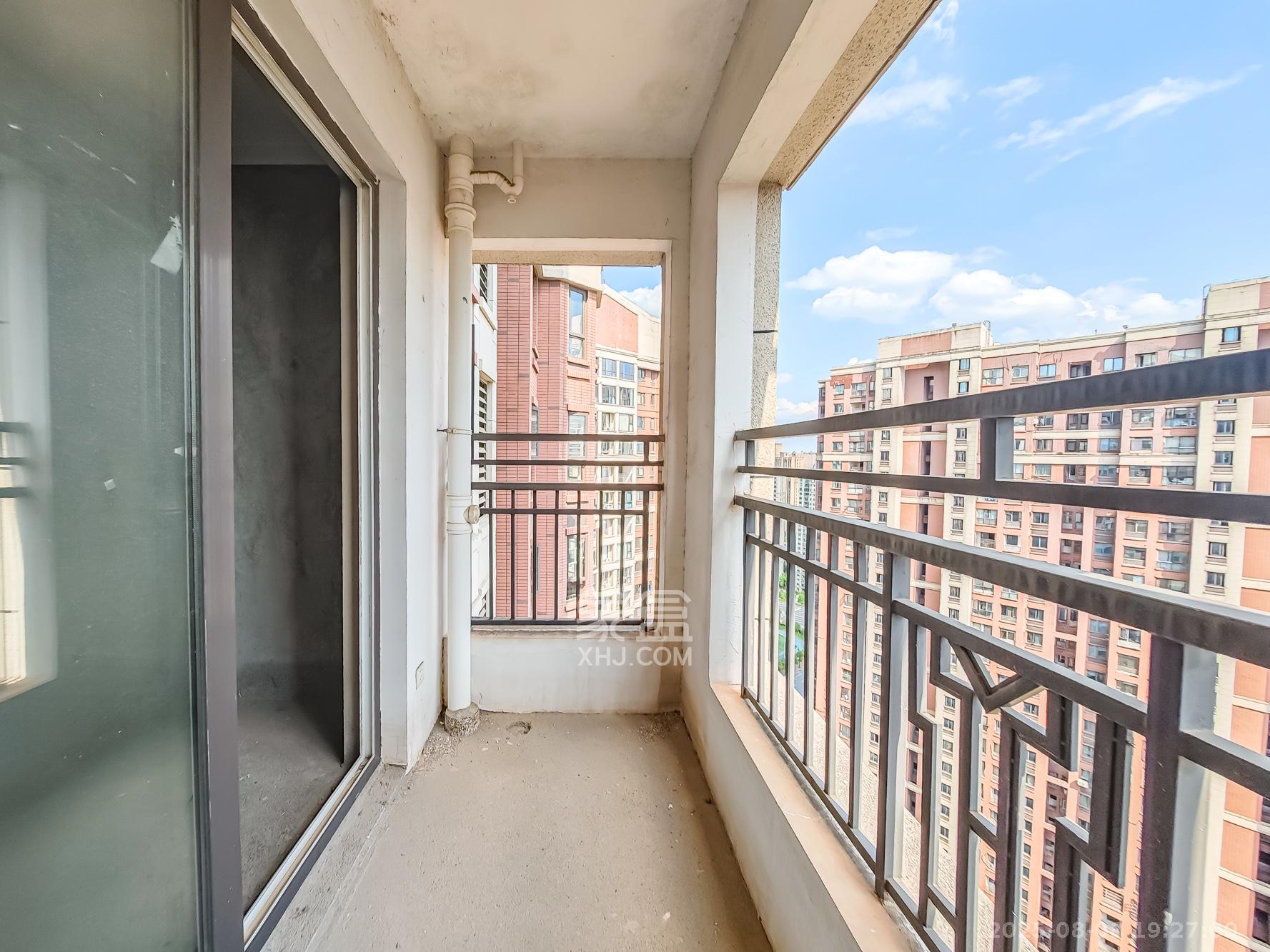 绿地海外滩一期 3室2厅2卫 58.0万 绿地海外滩一期 3室2厅2卫 58.0万阳台