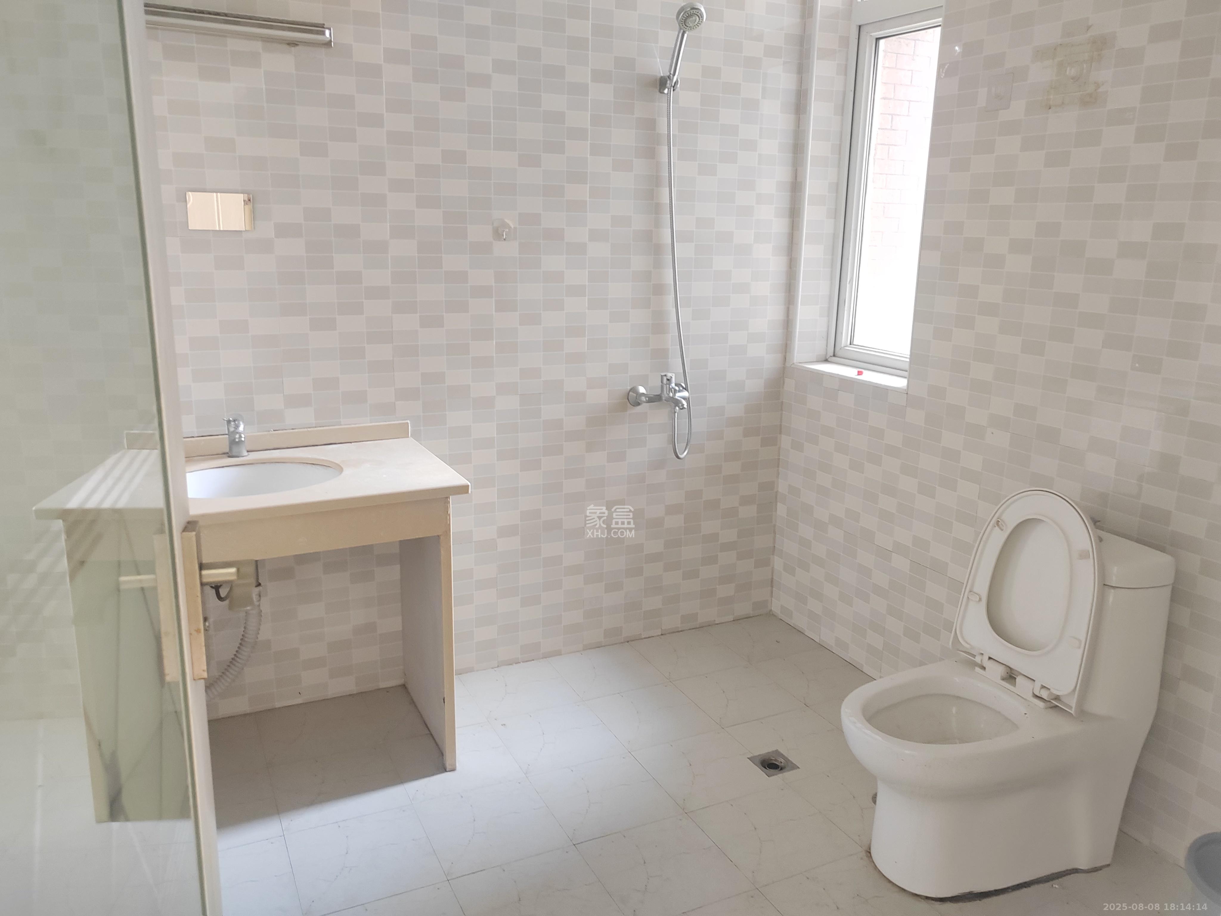 枫华府第  3室2厅2卫    1700.0元/月室内图