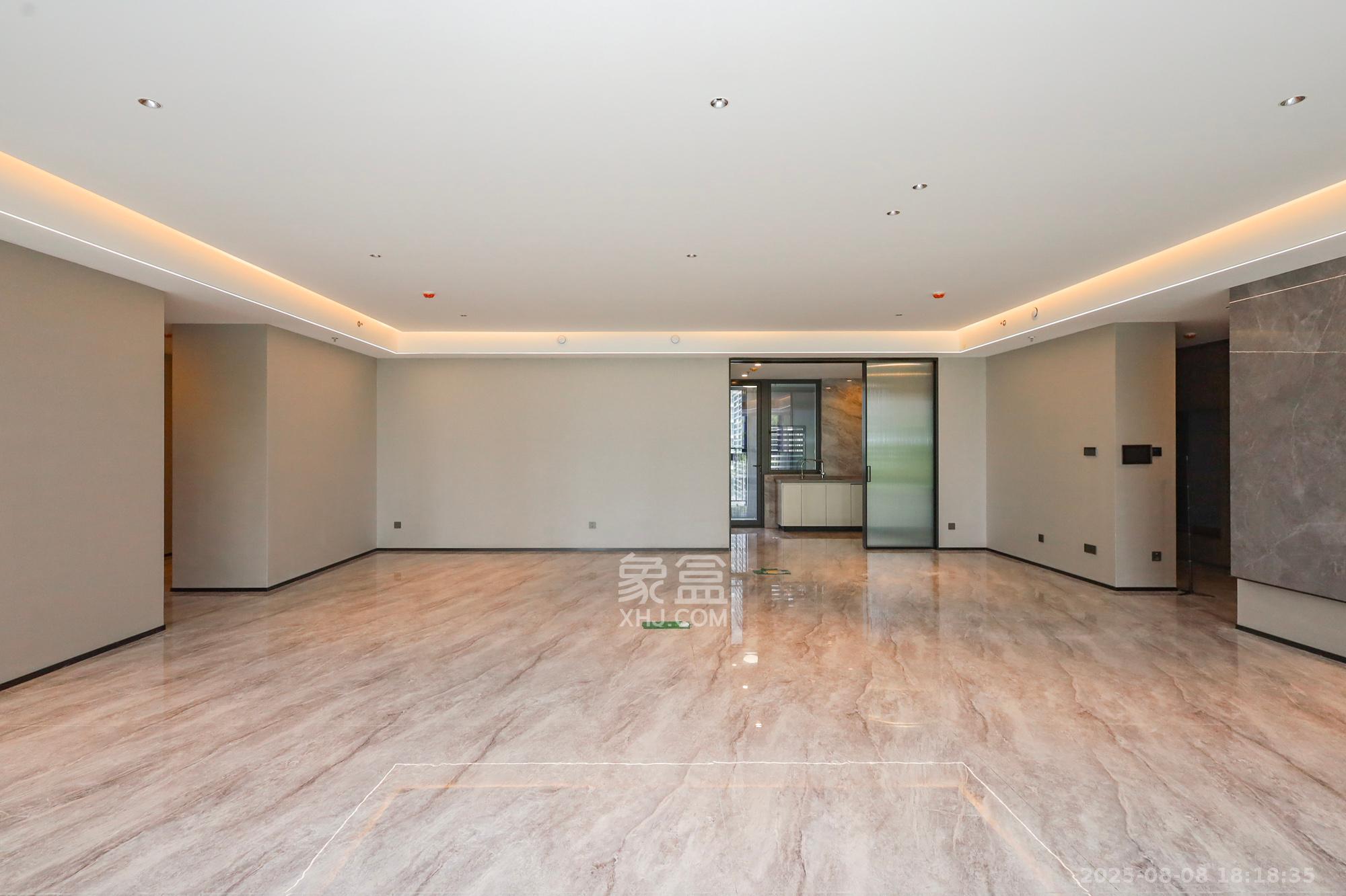 旭辉铂悦湘江  4室2厅3卫    636.0万 旭辉铂悦湘江  4室2厅3卫    636.0万客厅