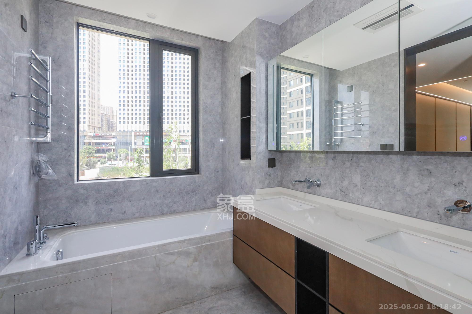 旭辉铂悦湘江  4室2厅3卫    636.0万 旭辉铂悦湘江  4室2厅3卫    636.0万卫生间