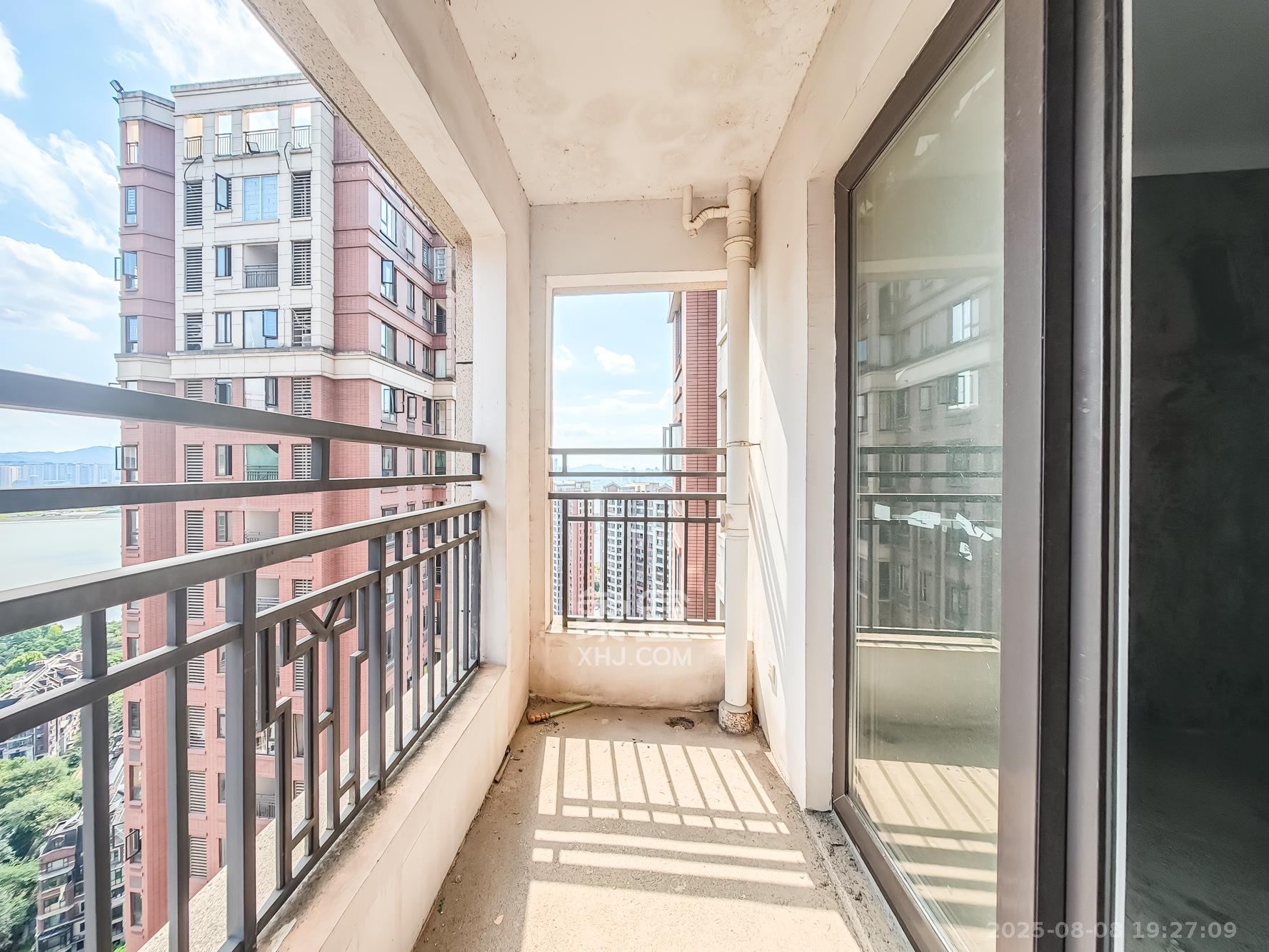 绿地海外滩一期 3室2厅2卫 58.0万 绿地海外滩一期 3室2厅2卫 58.0万阳台