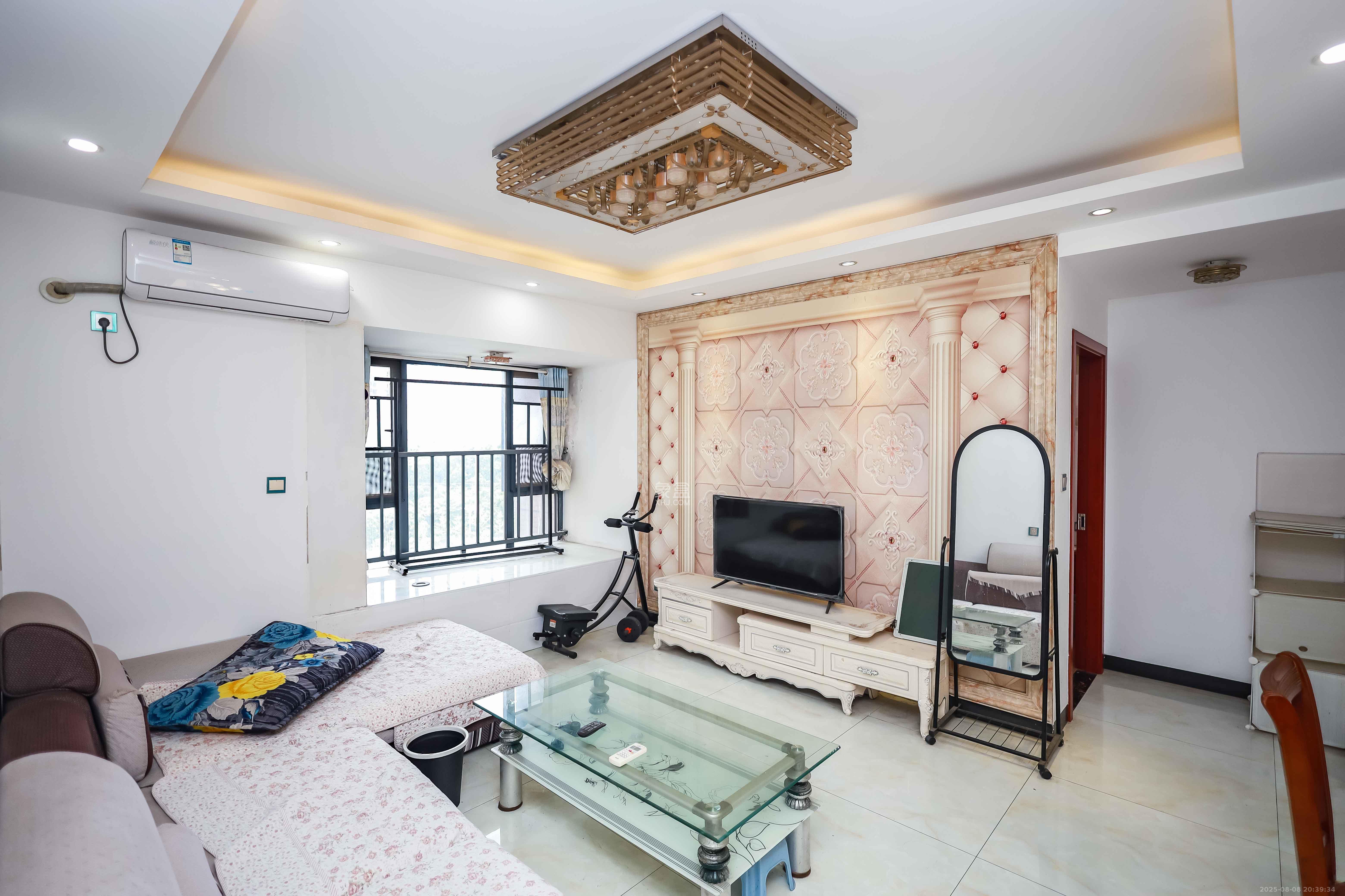 荣盛花语馨苑 3室2厅1卫 63.8万 荣盛花语馨苑 3室2厅1卫 63.8万客厅