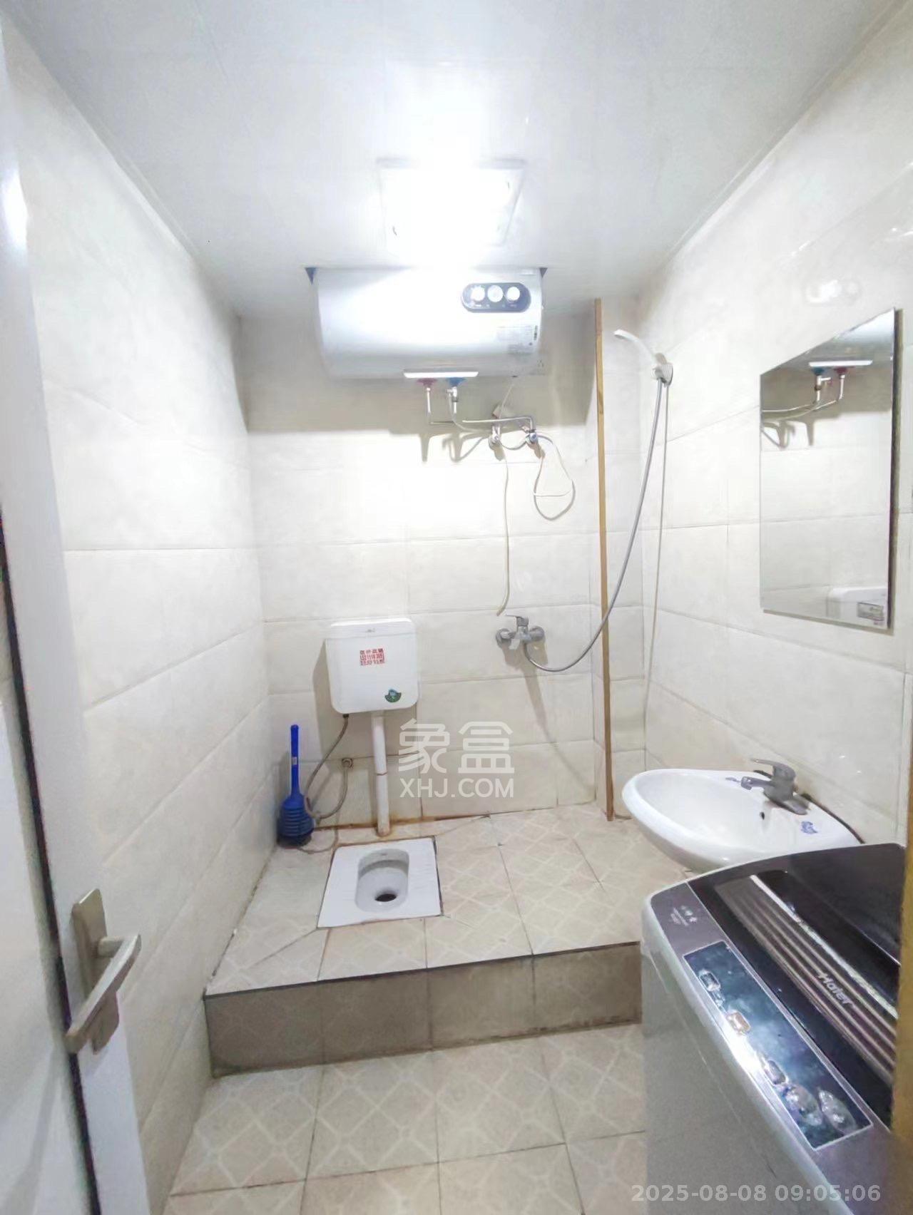 三泰街新富城  4室2厅1卫   3500.00元/月室内图