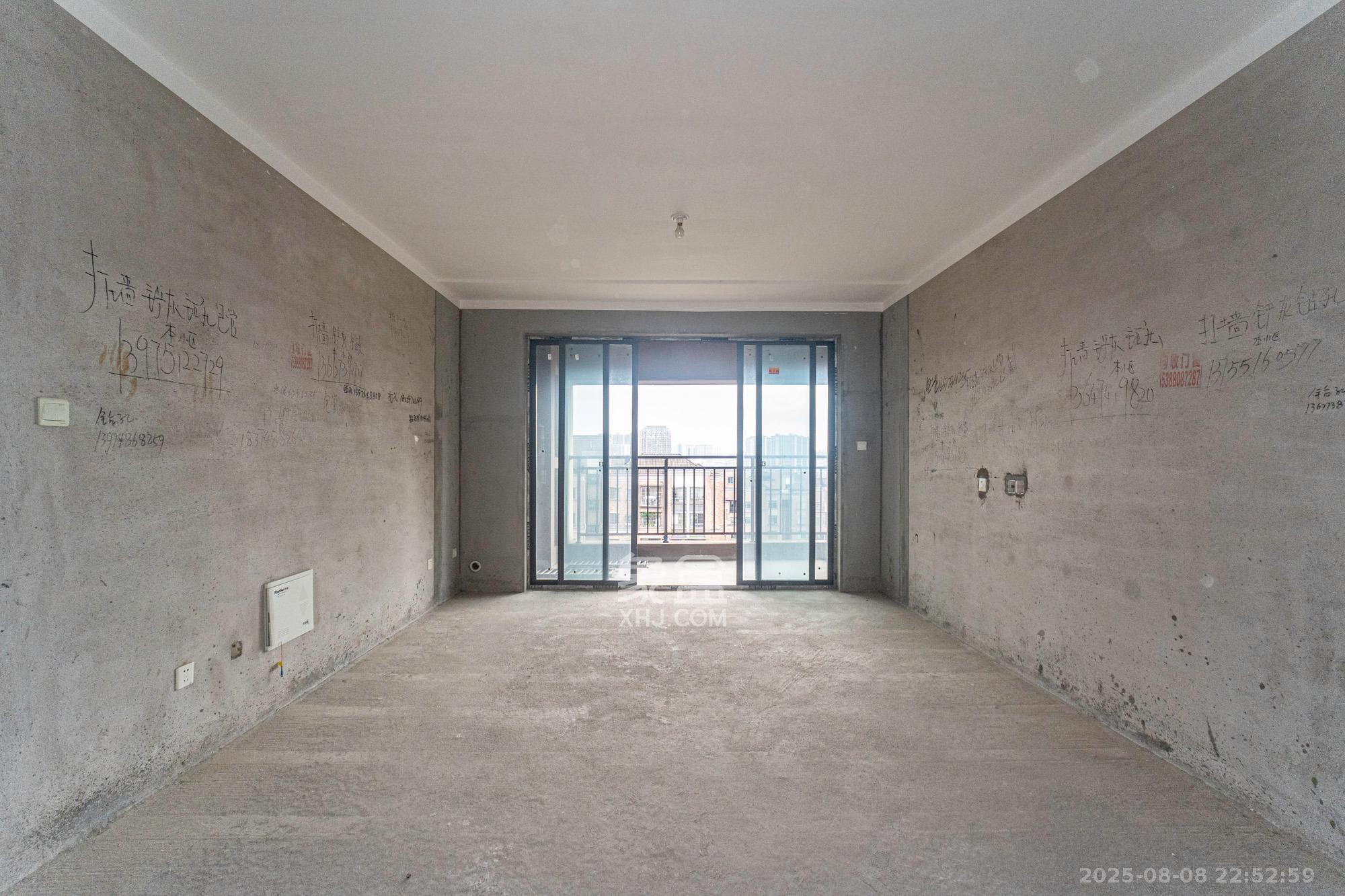 荣盛城 4室2厅2卫 98.0万 荣盛城 4室2厅2卫 98.0万客厅