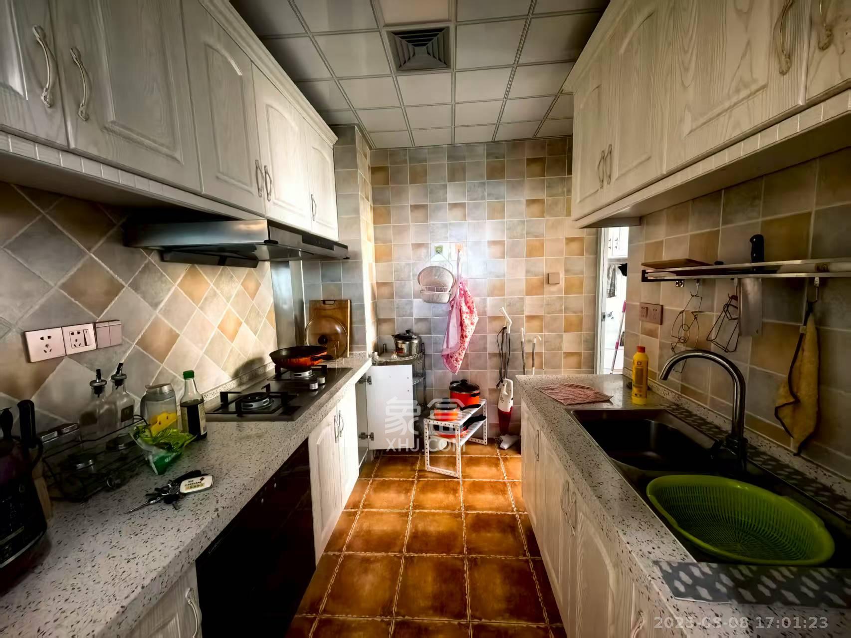 长房半岛蓝湾（观山月）  3室2厅1卫    2500.0元/月室内图