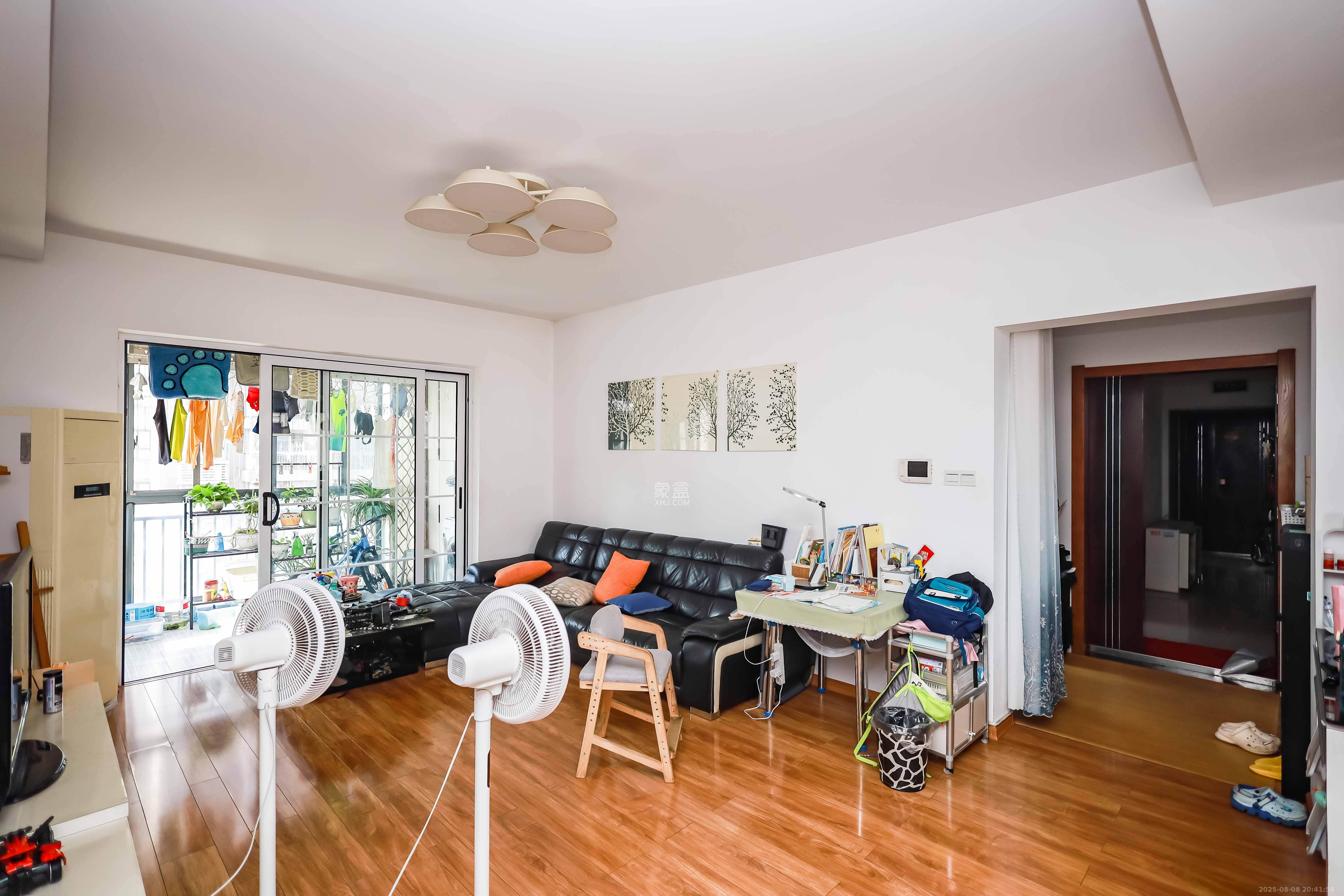 莱茵城 3室2厅1卫 100.0万 莱茵城 3室2厅1卫 100.0万客厅