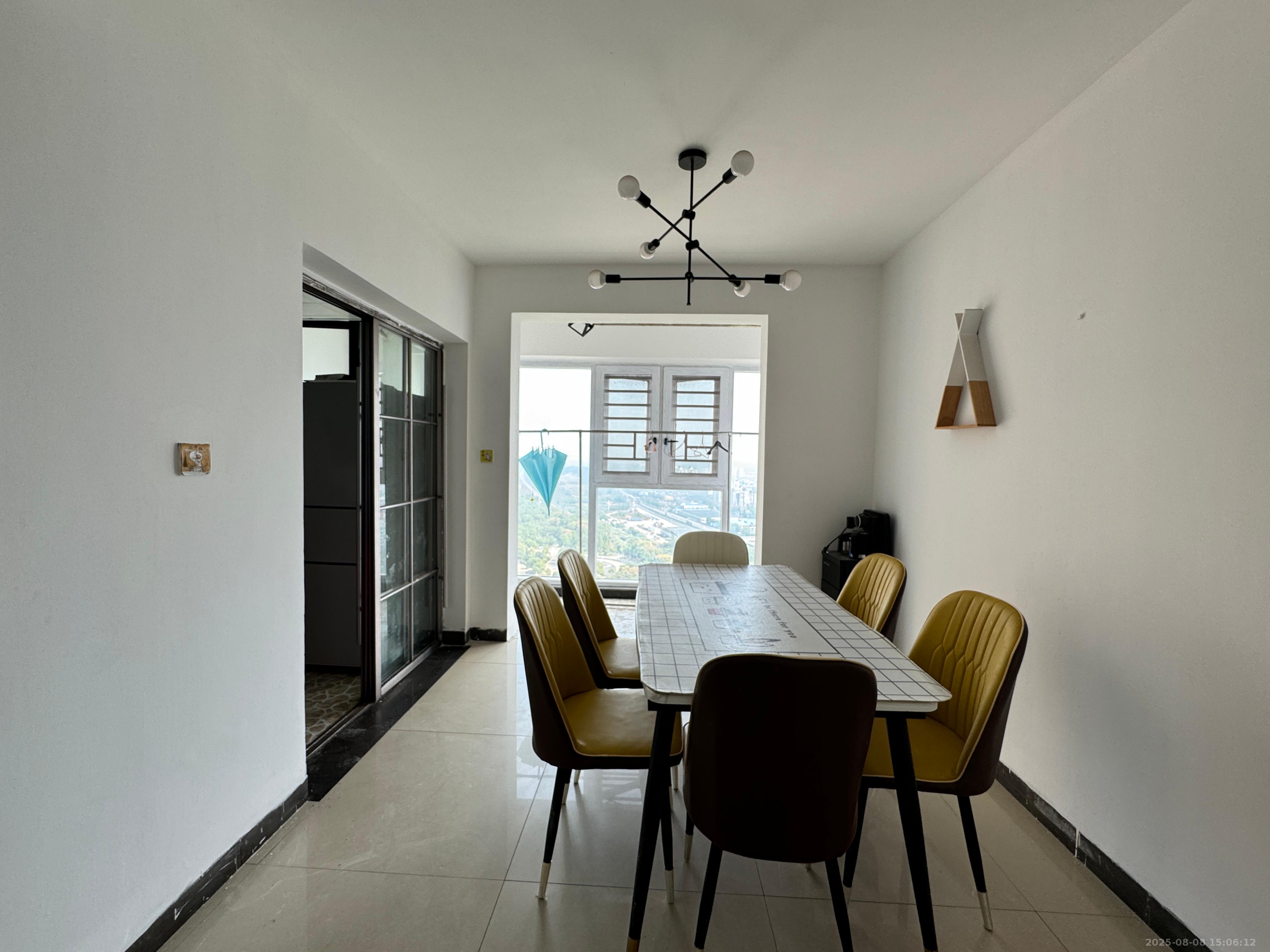 三一街区  3室2厅1卫    2200.0元/月室内图