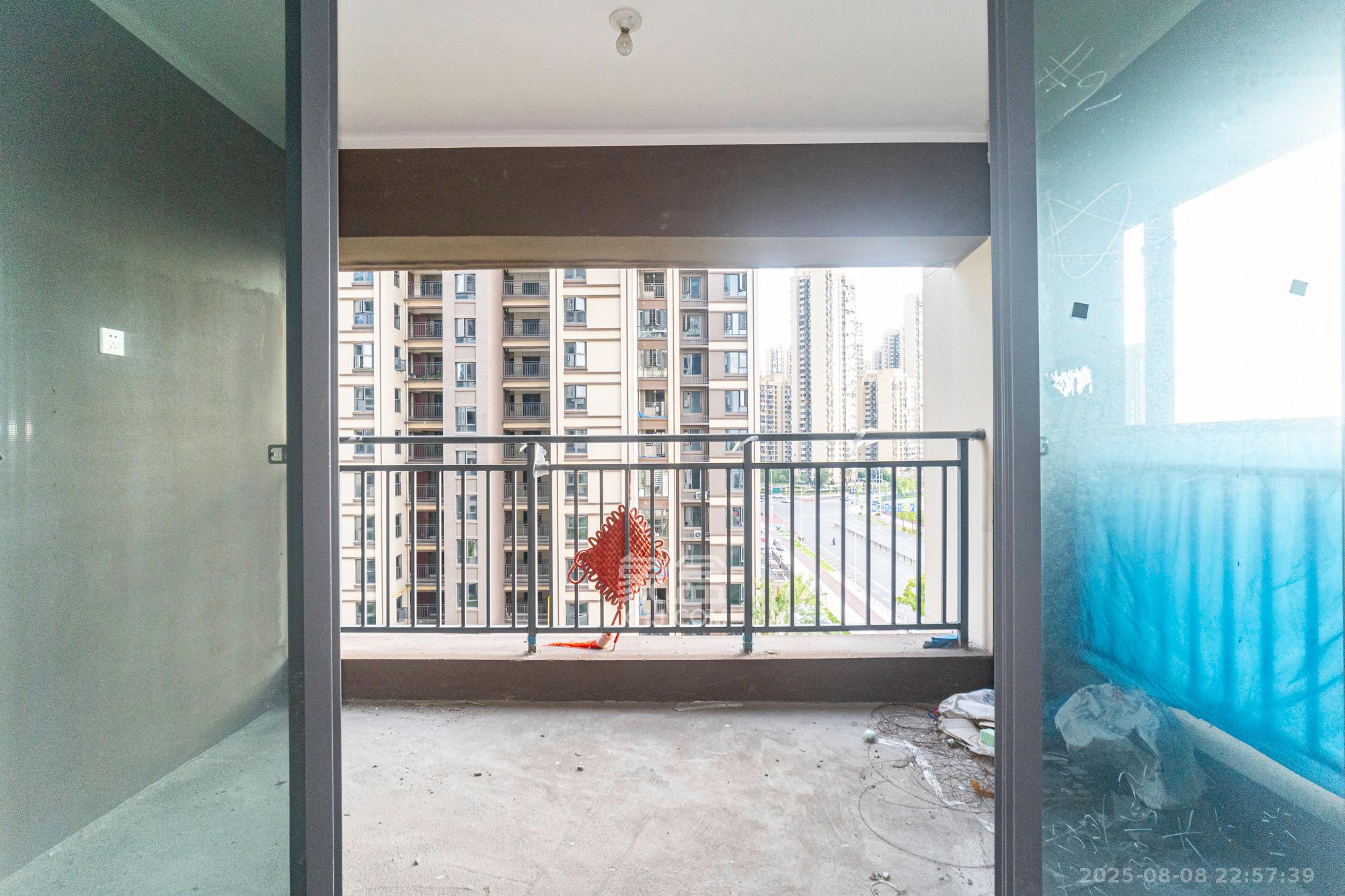 荣盛城 4室2厅2卫 79.0万 荣盛城 4室2厅2卫 79.0万阳台