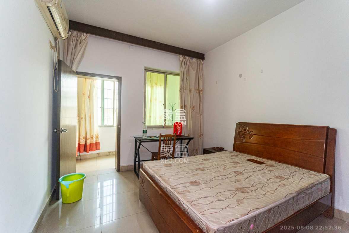 中南汽车世界 2室2厅1卫 22.8万 中南汽车世界 2室2厅1卫 22.8万卧室