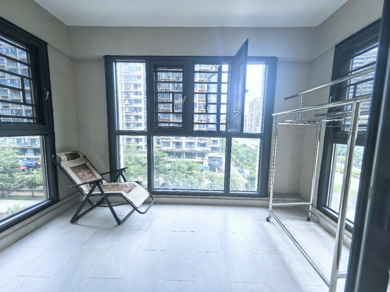 伊泰天骄三期  3室2厅2卫    170.0万 伊泰天骄三期  3室2厅2卫    170.0万