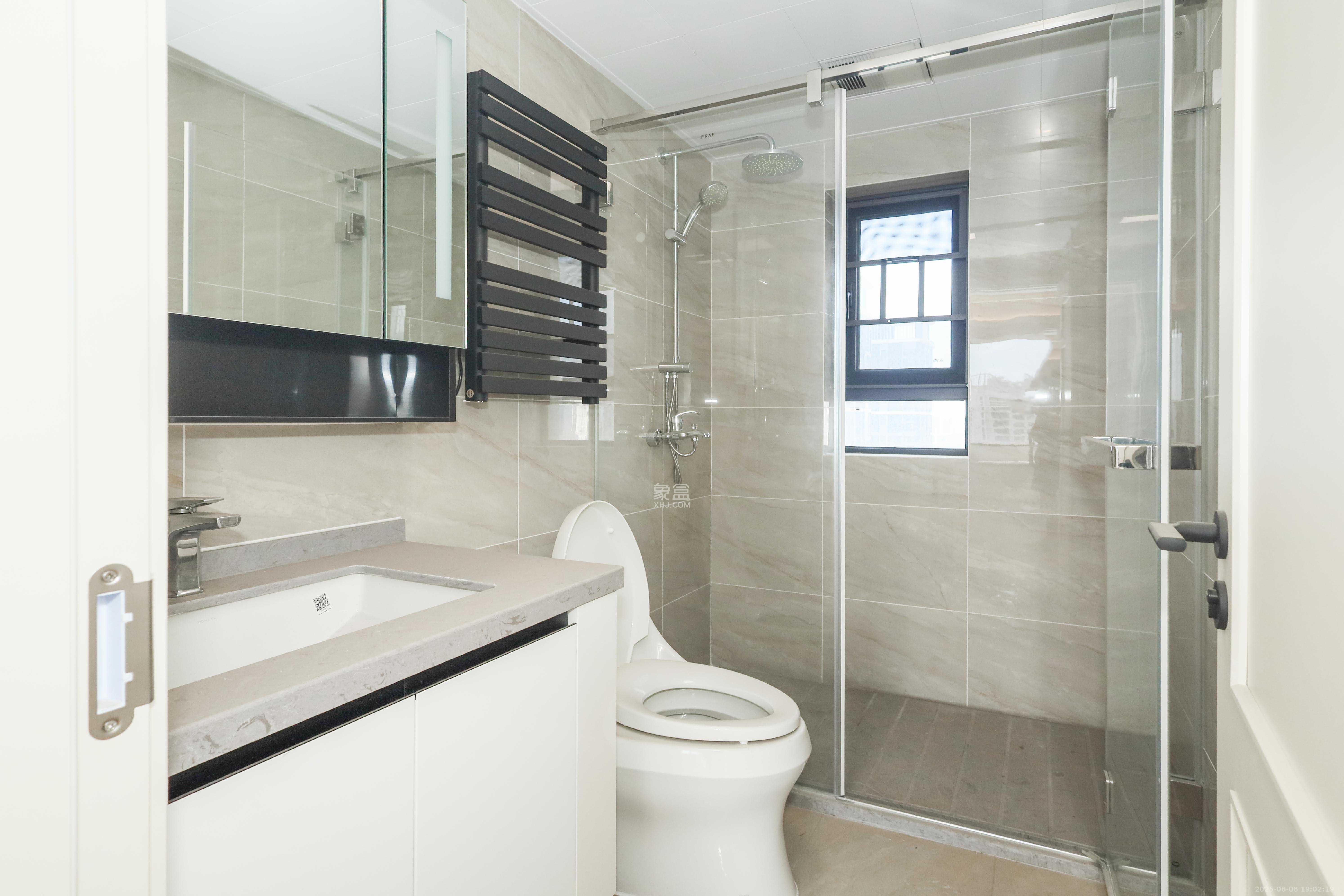 万科金色梦想A区  4室2厅2卫    145.0万卫生间