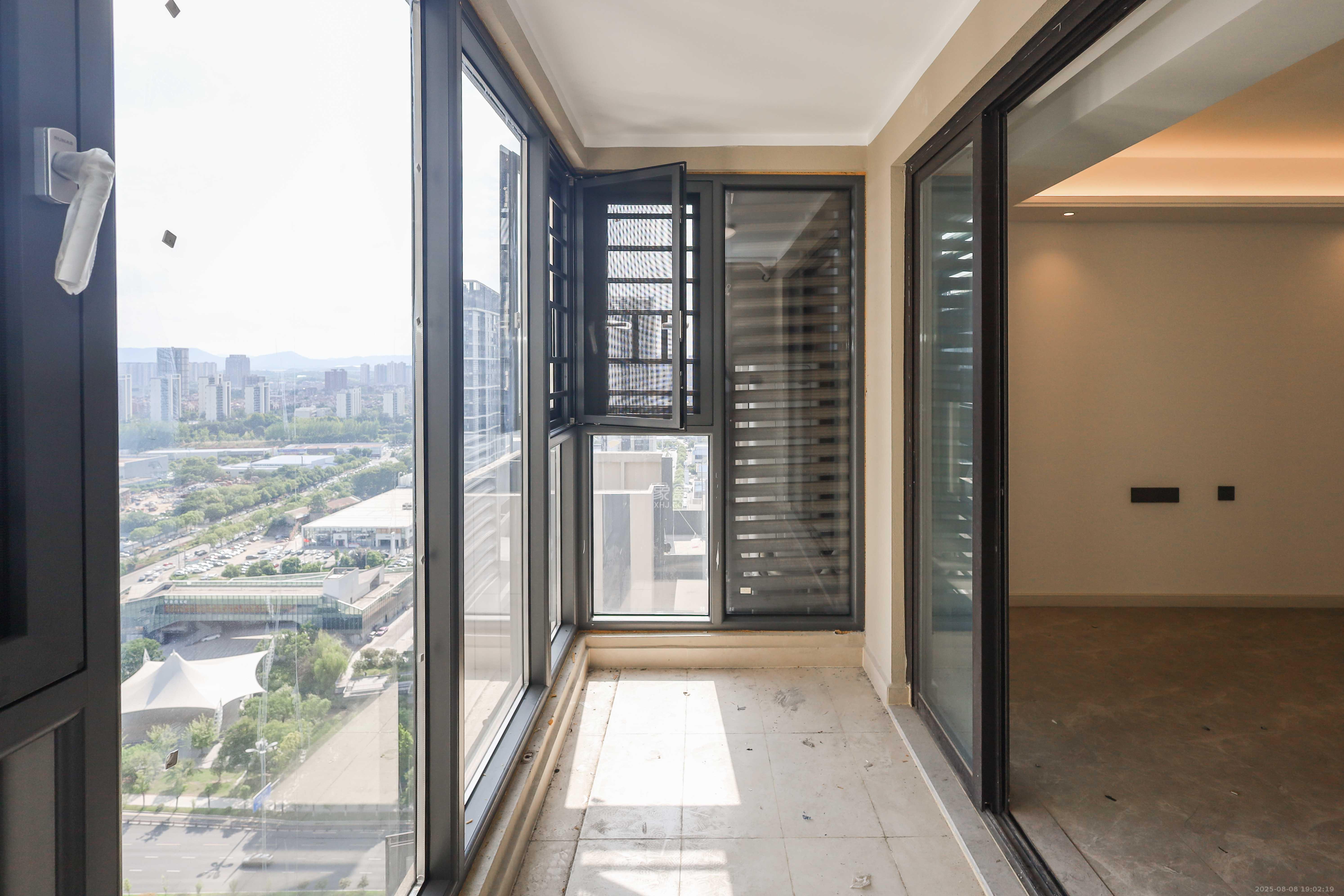 万科金色梦想A区  4室2厅2卫    145.0万阳台