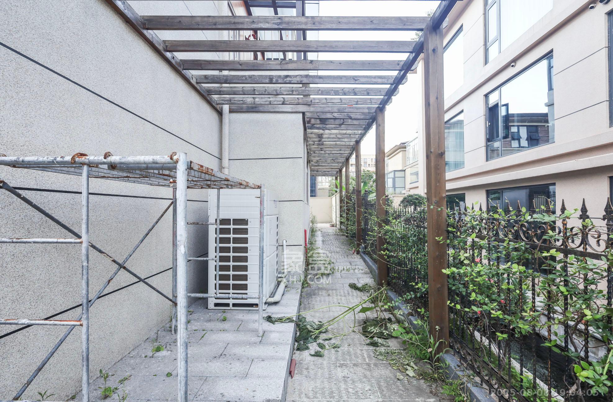 保利麓谷林语G区  5室2厅3卫   550.00万阳台