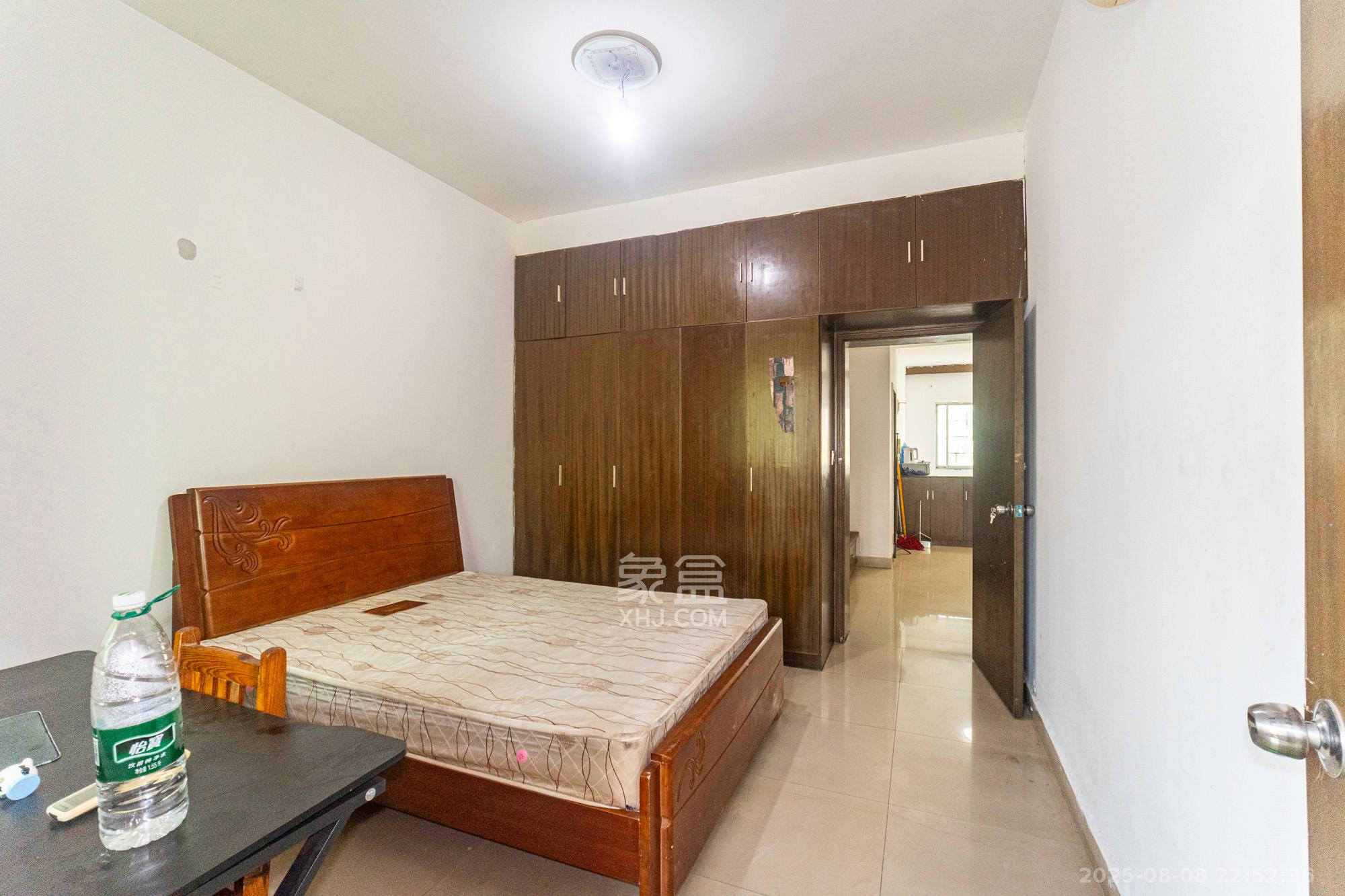 中南汽车世界 2室2厅1卫 22.8万 中南汽车世界 2室2厅1卫 22.8万卧室