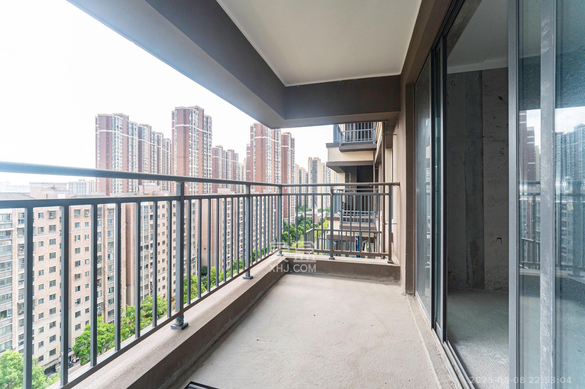 荣盛城 4室2厅2卫 98.0万 荣盛城 4室2厅2卫 98.0万阳台