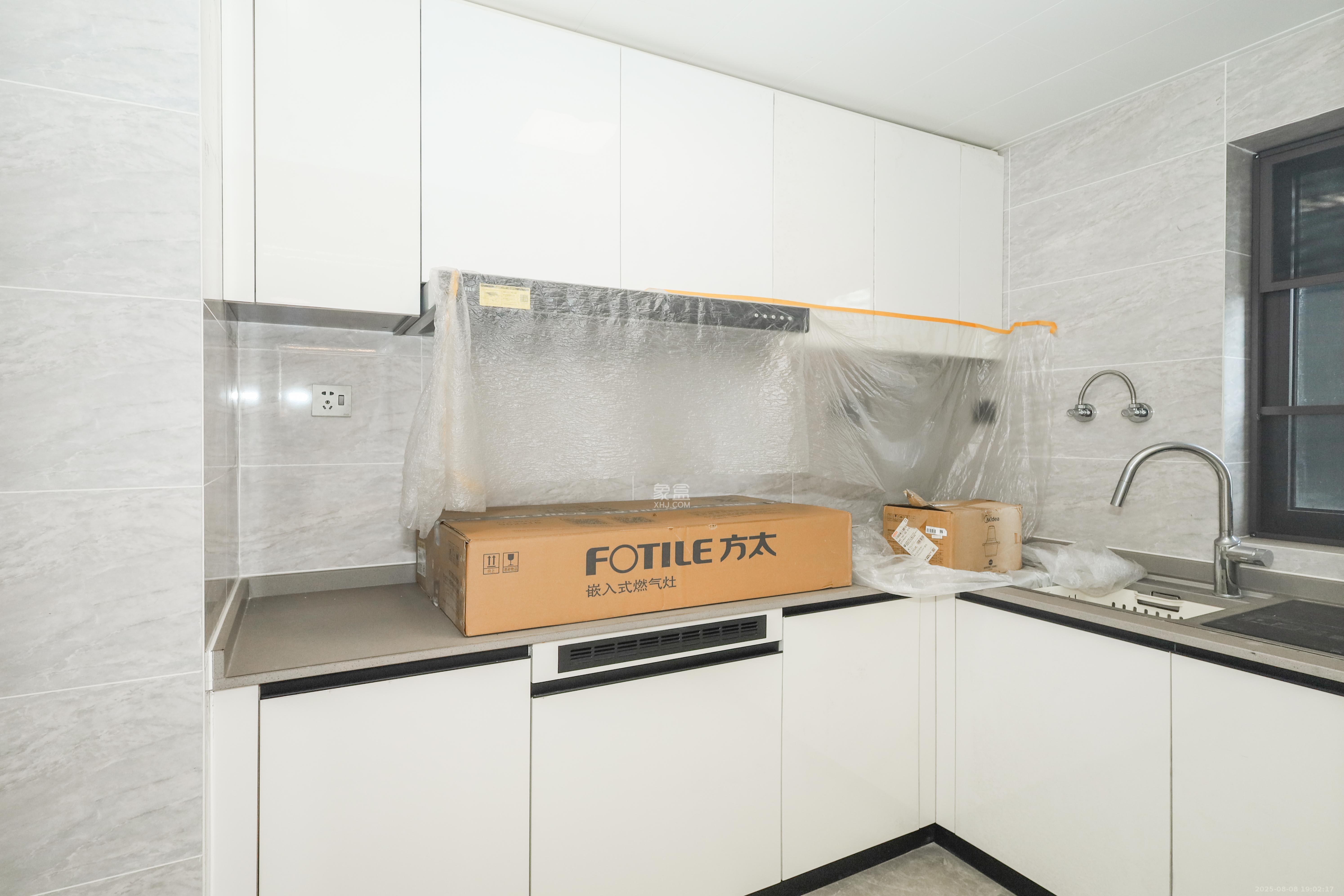 万科金色梦想A区  4室2厅2卫    145.0万厨房