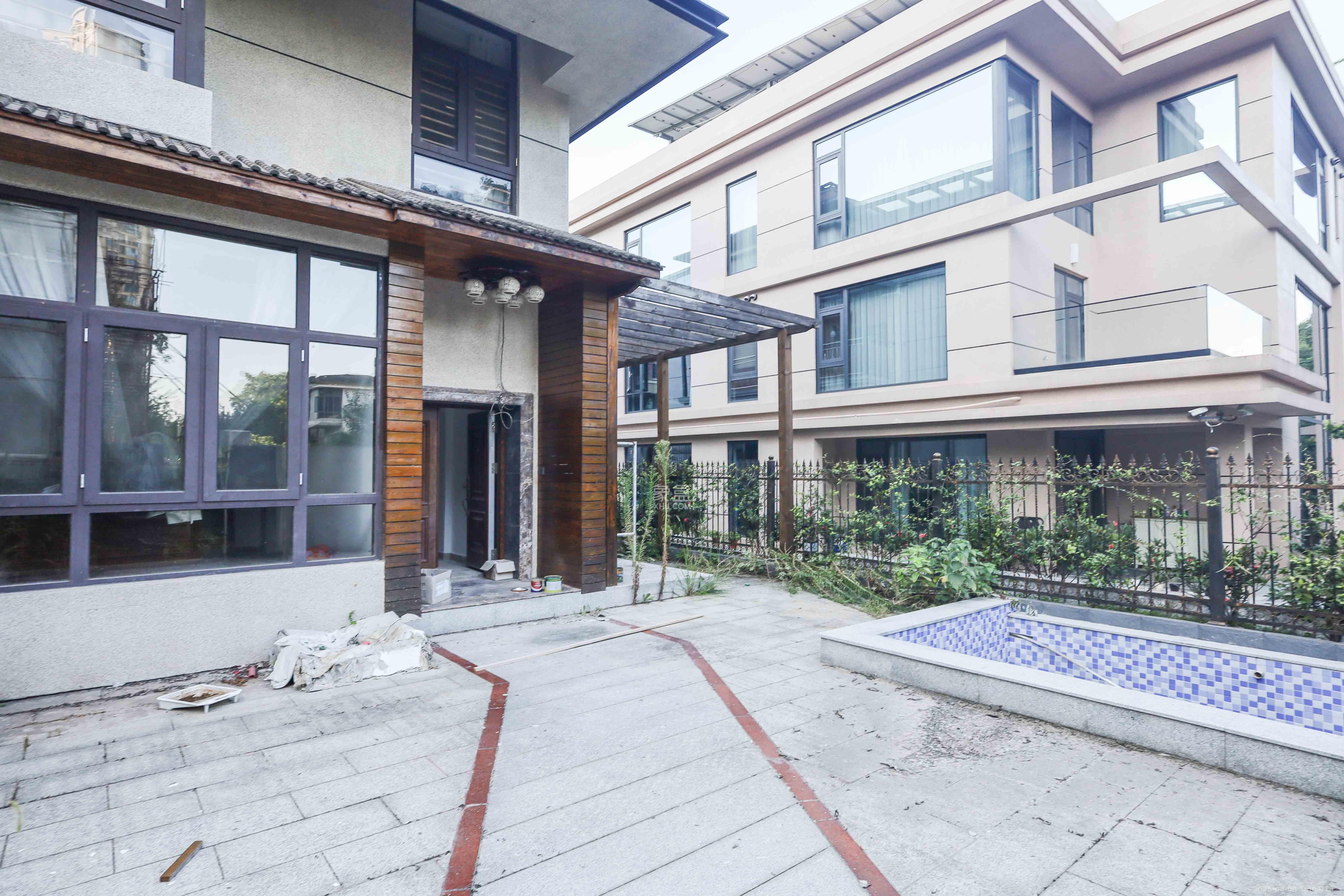 保利麓谷林语G区  5室2厅3卫   550.00万阳台