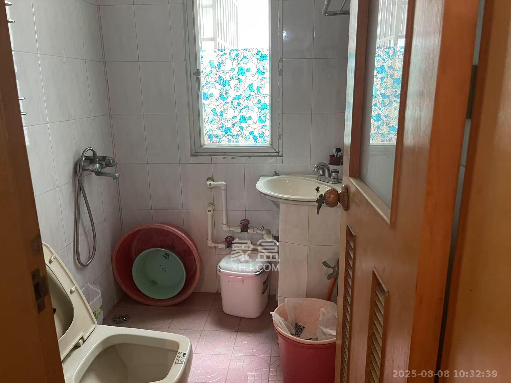 省人大常委会宿舍 4室2厅2卫 3000.0元/月 省人大常委会宿舍 4室2厅2卫 3000.0元/月室内图