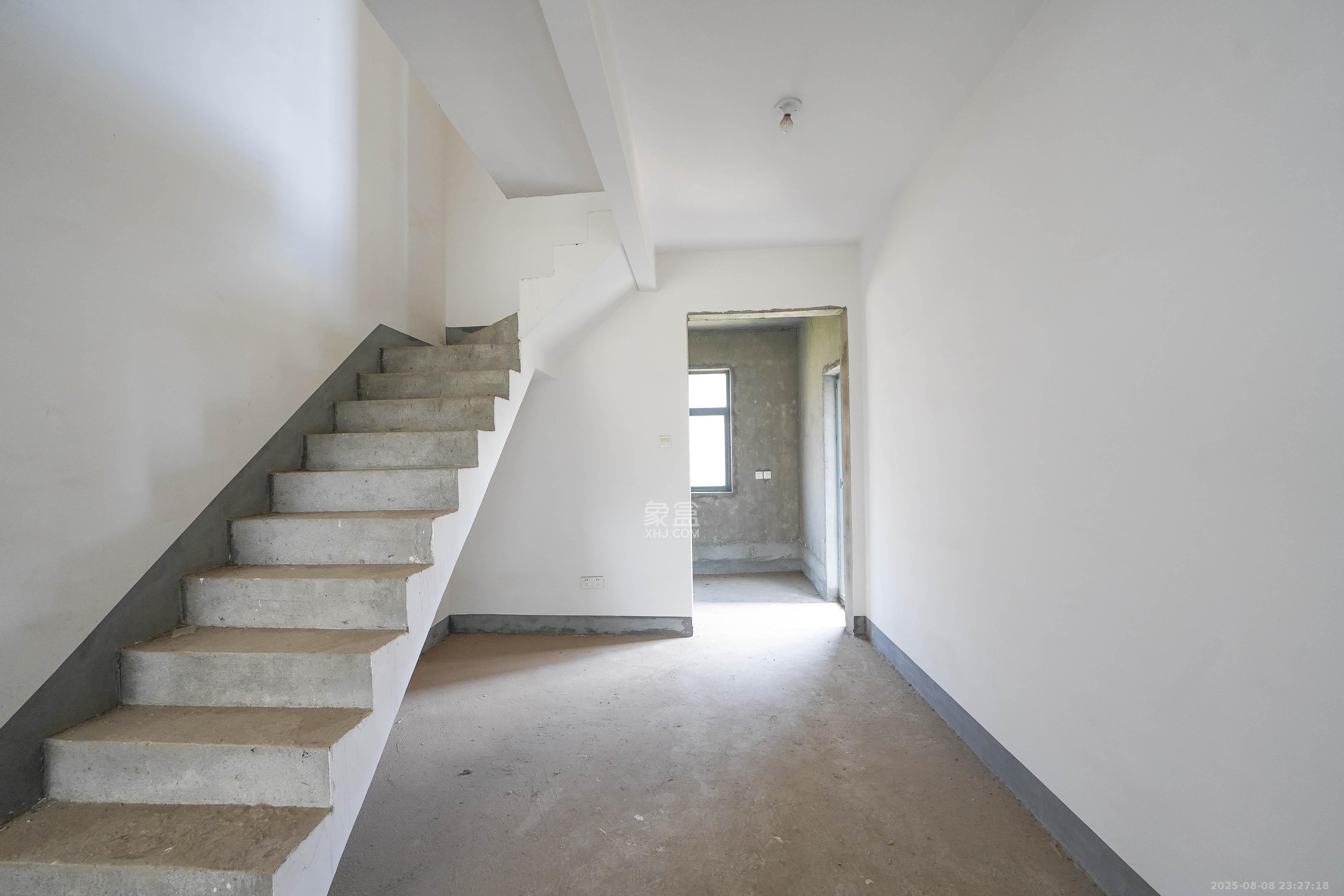 和美星城 5室2厅1卫 150.0万 和美星城 5室2厅1卫 150.0万客厅