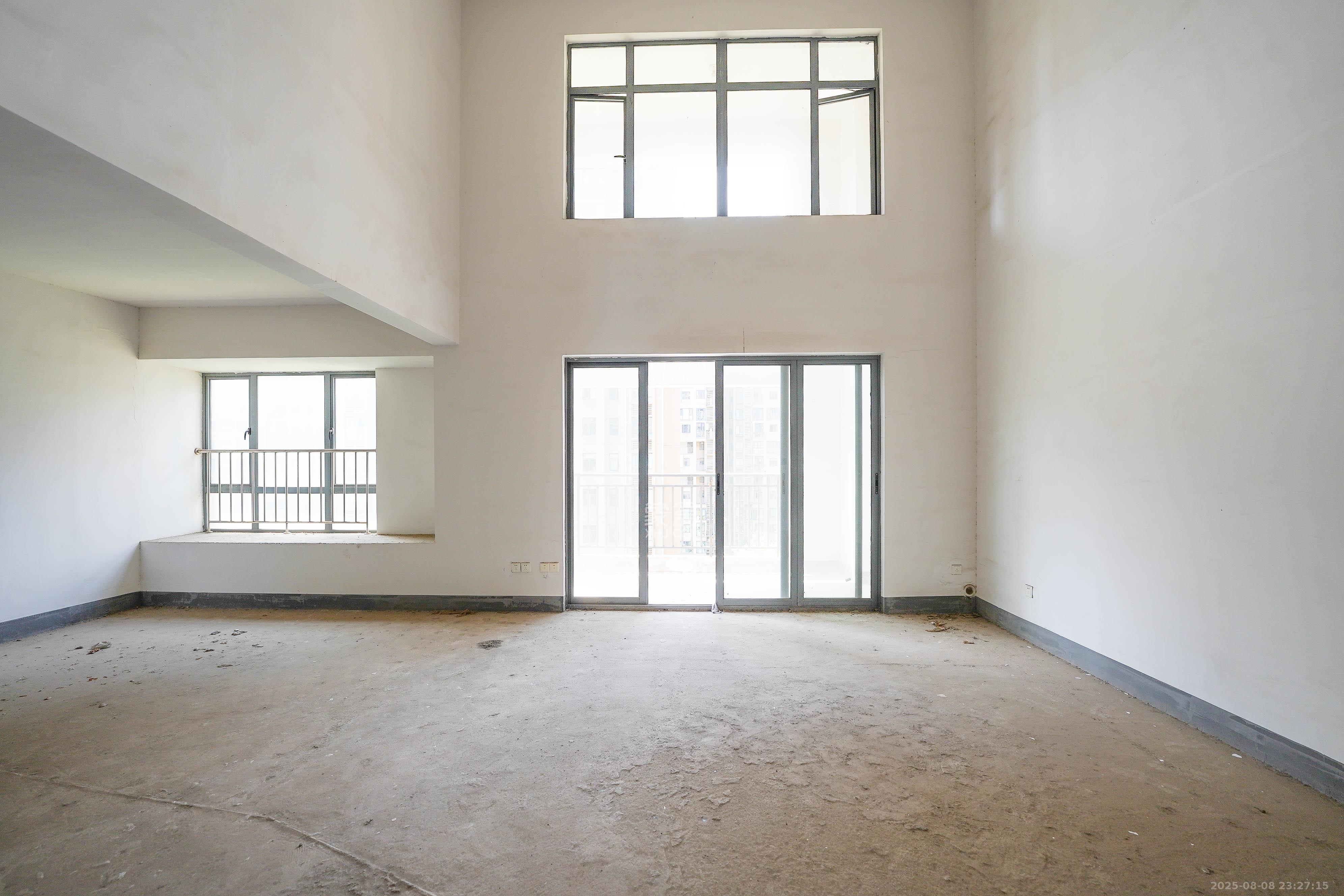 和美星城 5室2厅1卫 150.0万 和美星城 5室2厅1卫 150.0万客厅