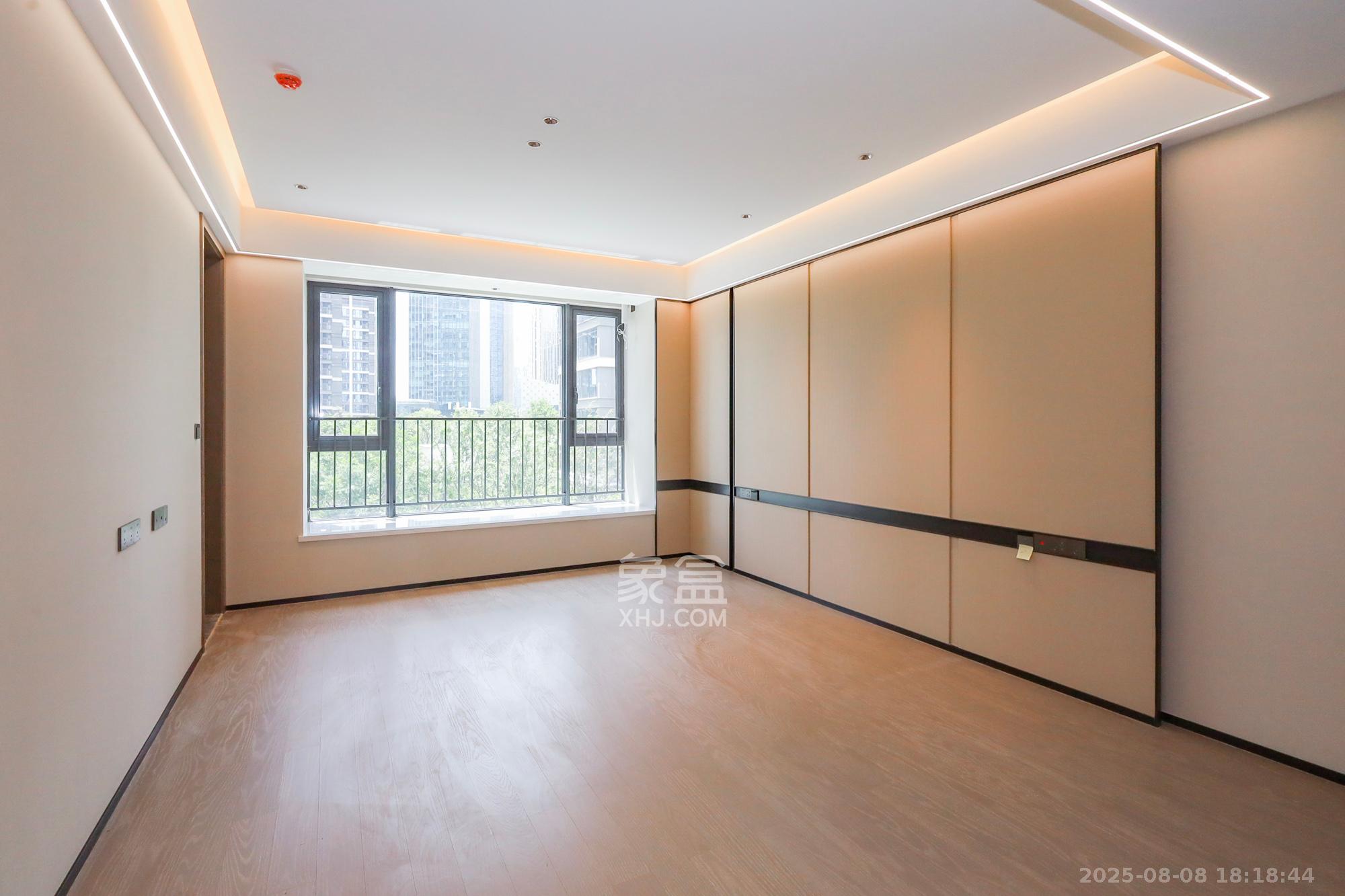 旭辉铂悦湘江  4室2厅3卫    636.0万 旭辉铂悦湘江  4室2厅3卫    636.0万卧室