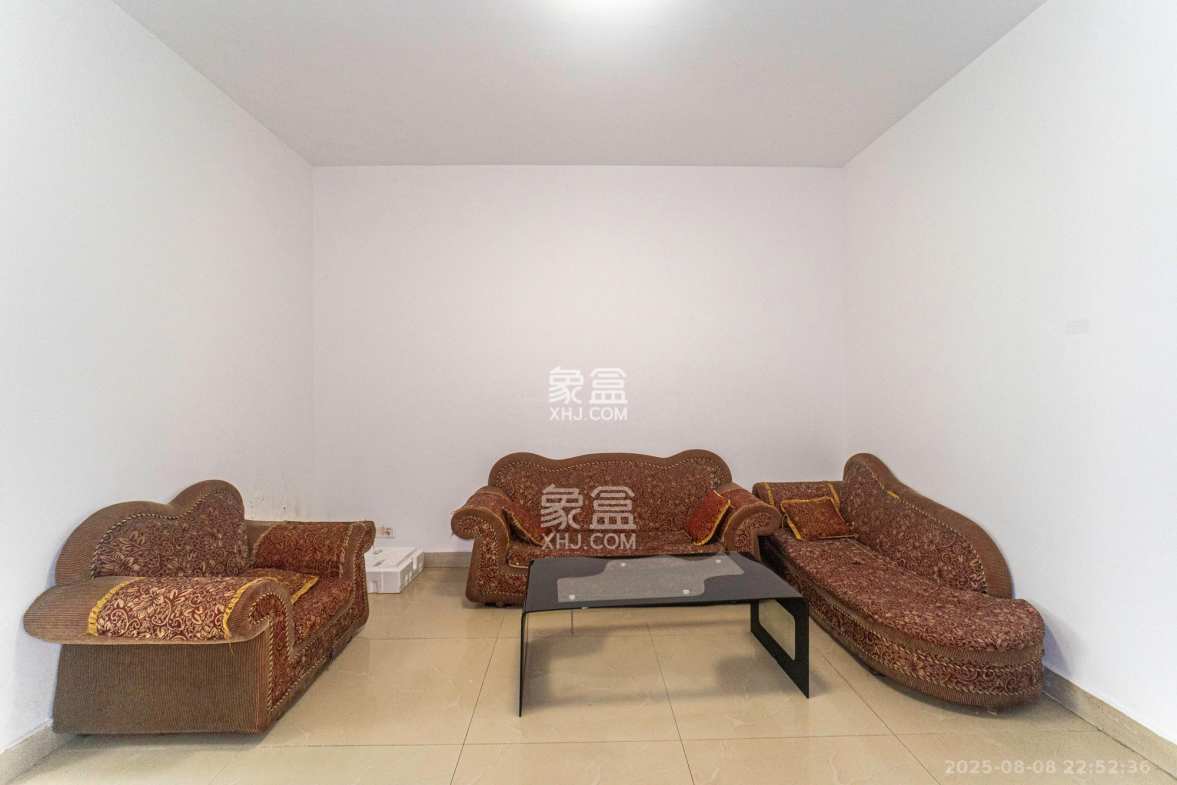 中南汽车世界 2室2厅1卫 22.8万 中南汽车世界 2室2厅1卫 22.8万客厅