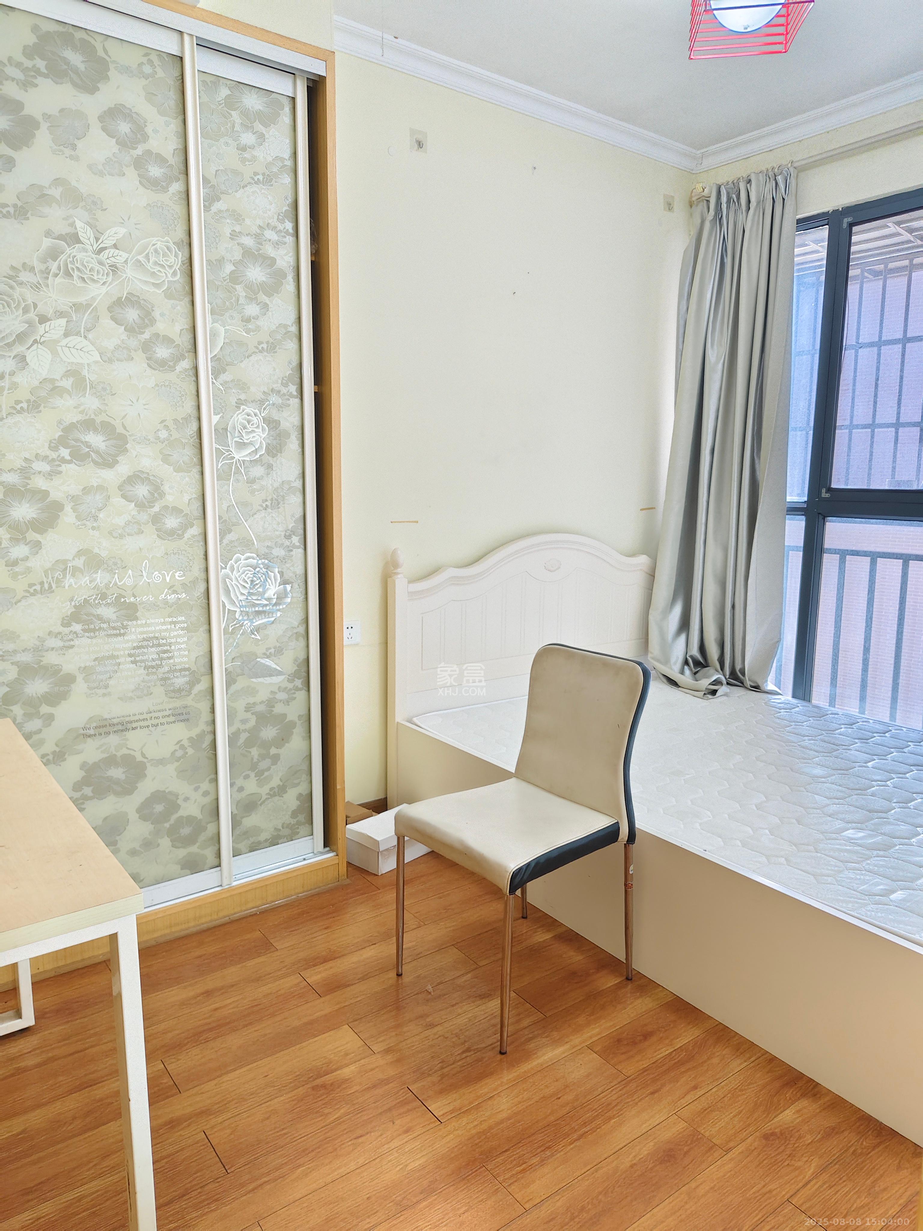 童话里  3室2厅1卫   2480.00元/月室内图