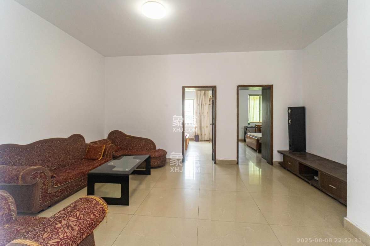 中南汽车世界 2室2厅1卫 22.8万 中南汽车世界 2室2厅1卫 22.8万客厅