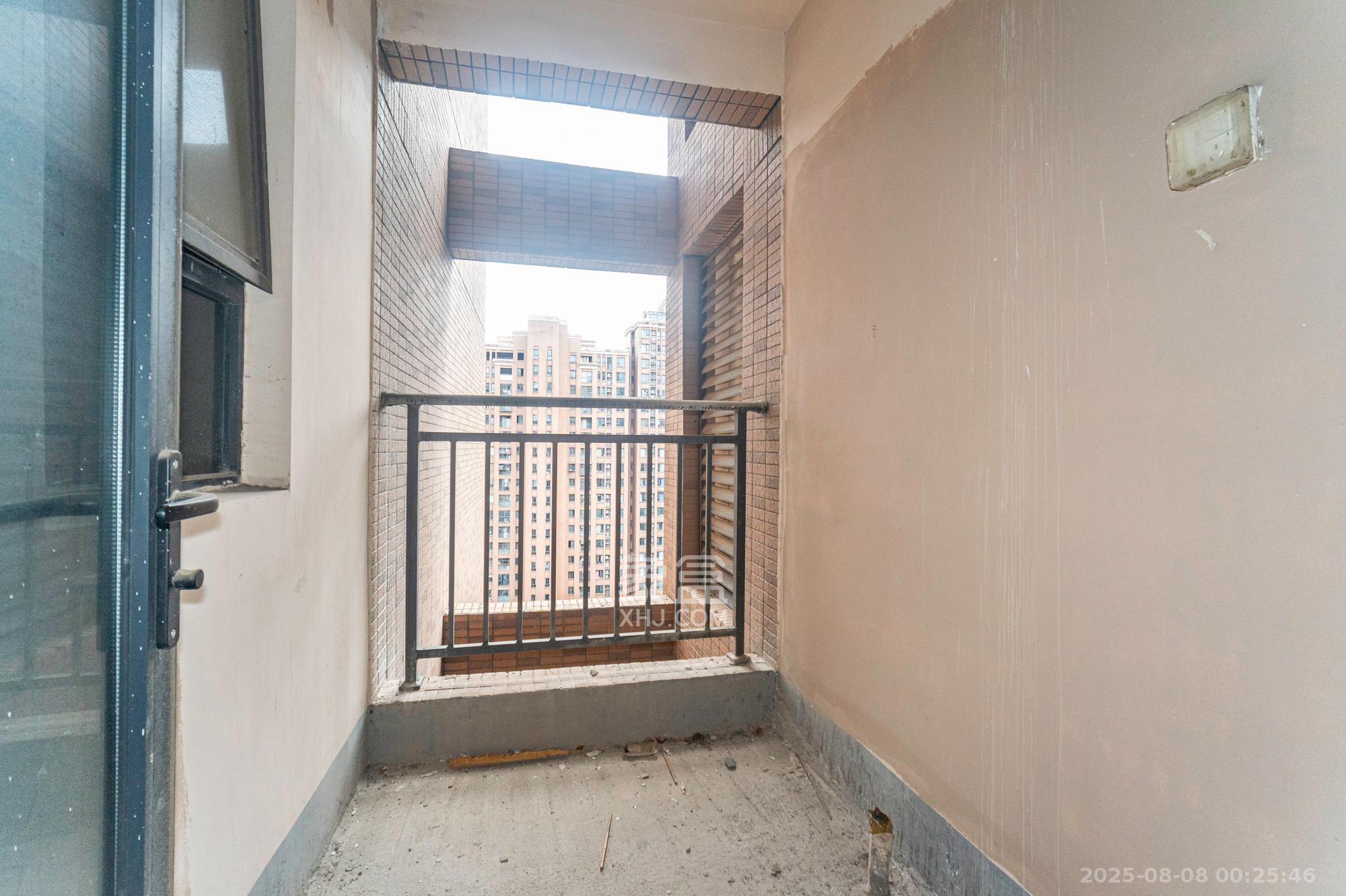 三一街区 3室2厅2卫 73.8万 三一街区 3室2厅2卫 73.8万阳台