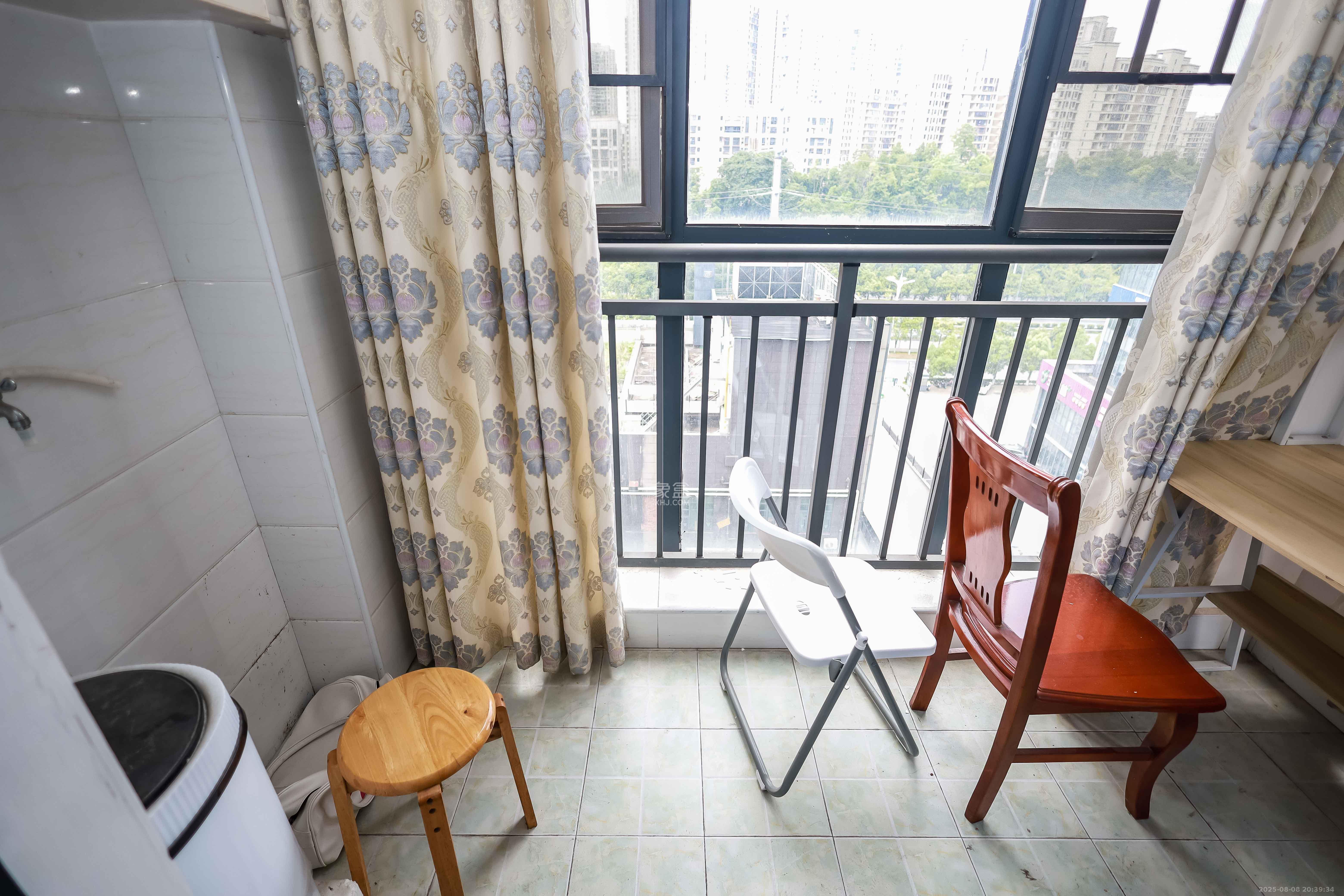 荣盛花语馨苑  3室2厅1卫    63.8万阳台