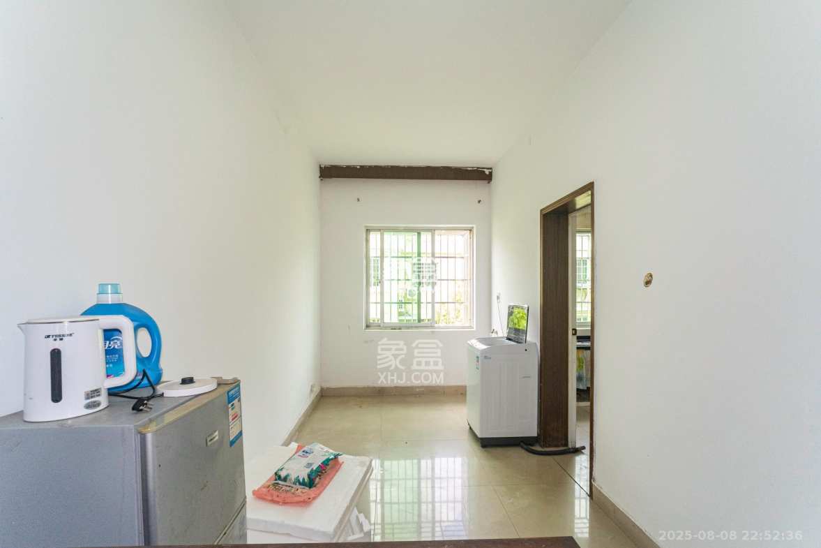 中南汽车世界 2室2厅1卫 22.8万 中南汽车世界 2室2厅1卫 22.8万客厅