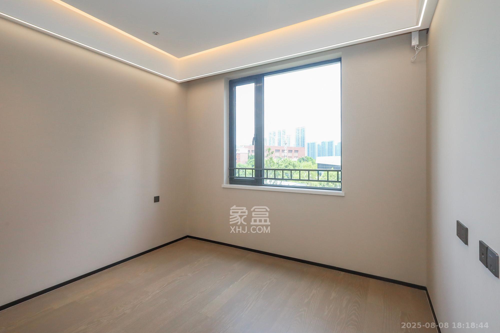 旭辉铂悦湘江  4室2厅3卫    636.0万 旭辉铂悦湘江  4室2厅3卫    636.0万卧室