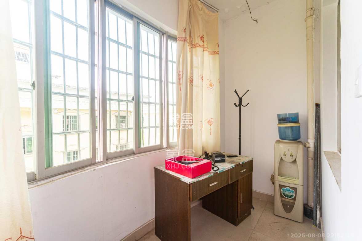 中南汽车世界 2室2厅1卫 22.8万 中南汽车世界 2室2厅1卫 22.8万阳台