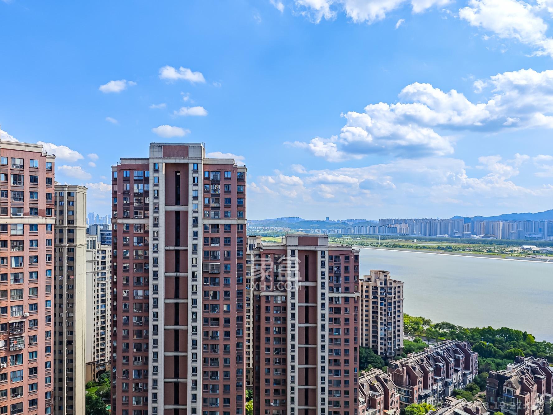 绿地海外滩一期  3室2厅2卫   62.00万其他
