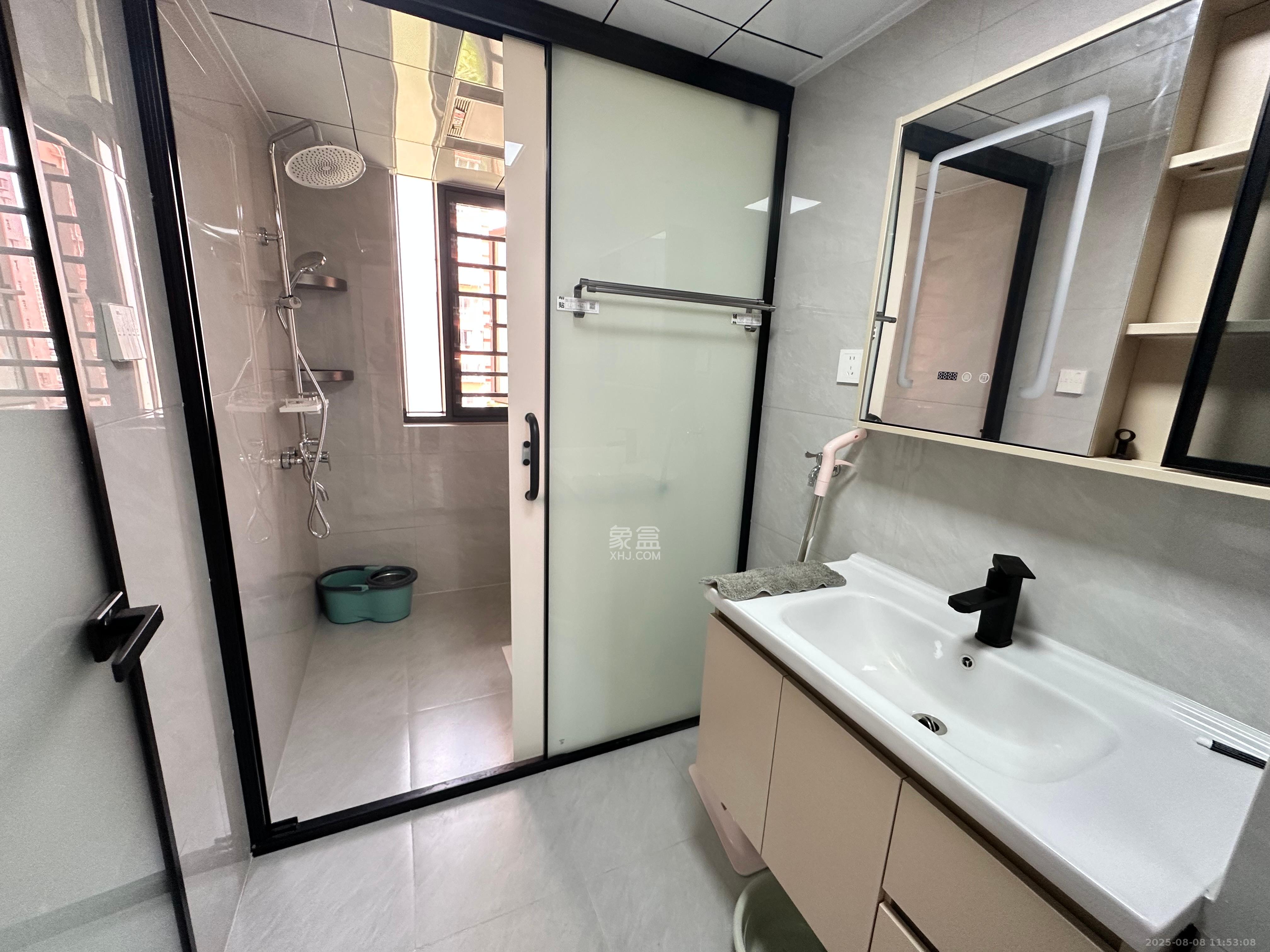 凯富南方鑫城 3室2厅2卫 2700.0元/月 凯富南方鑫城 3室2厅2卫 2700.0元/月室内图