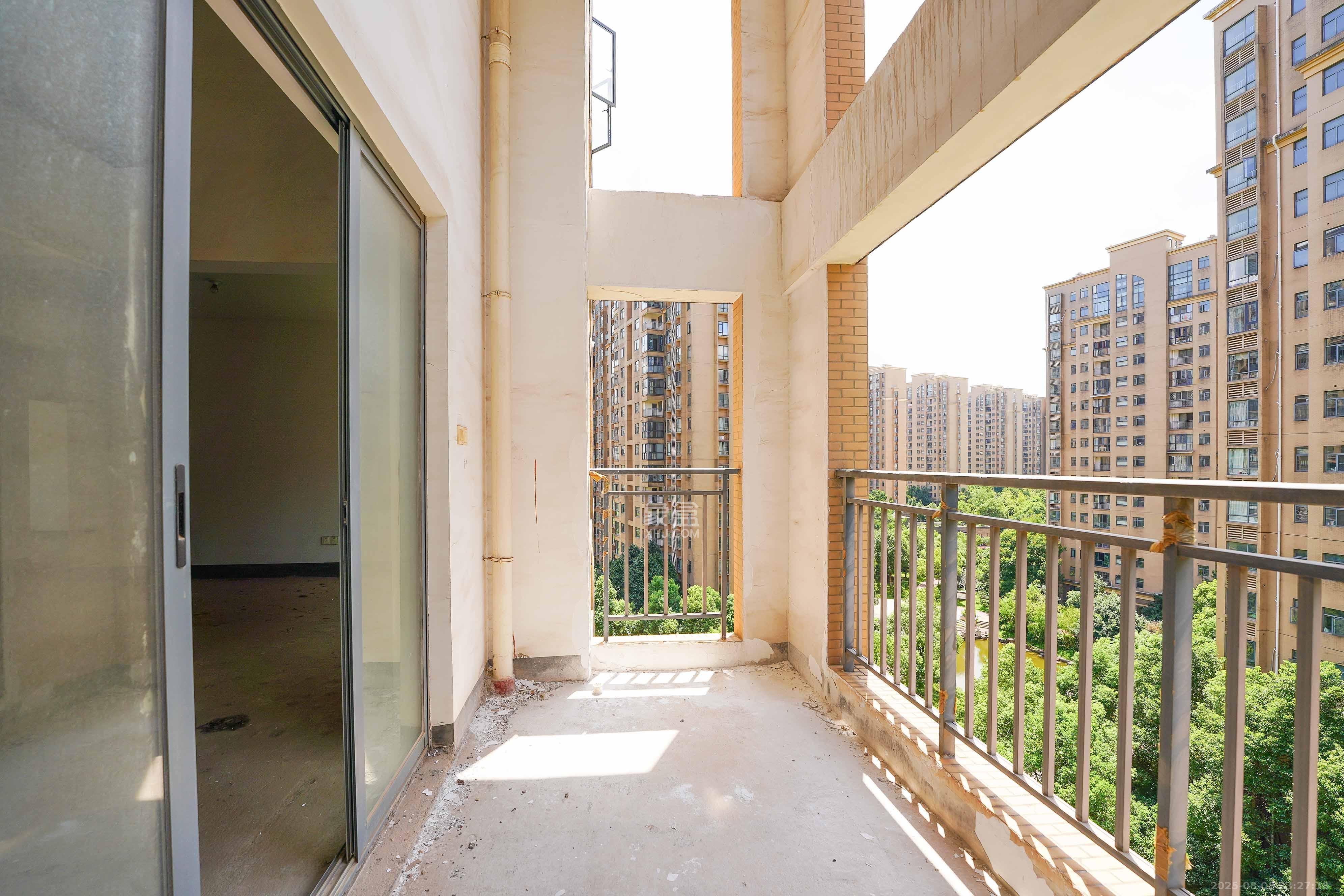 和美星城 5室2厅1卫 150.0万 和美星城 5室2厅1卫 150.0万阳台