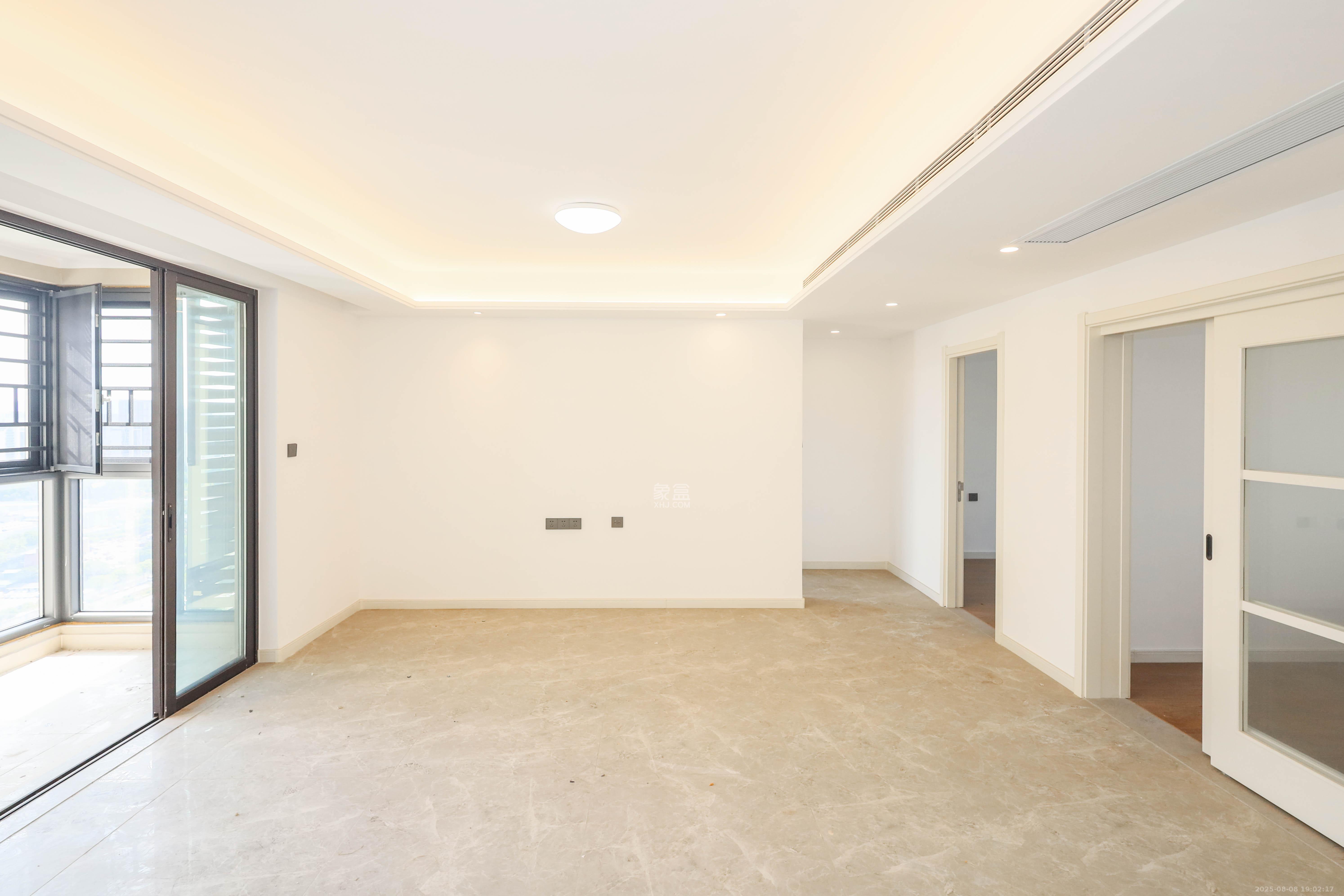 万科金色梦想A区  4室2厅2卫    145.0万客厅