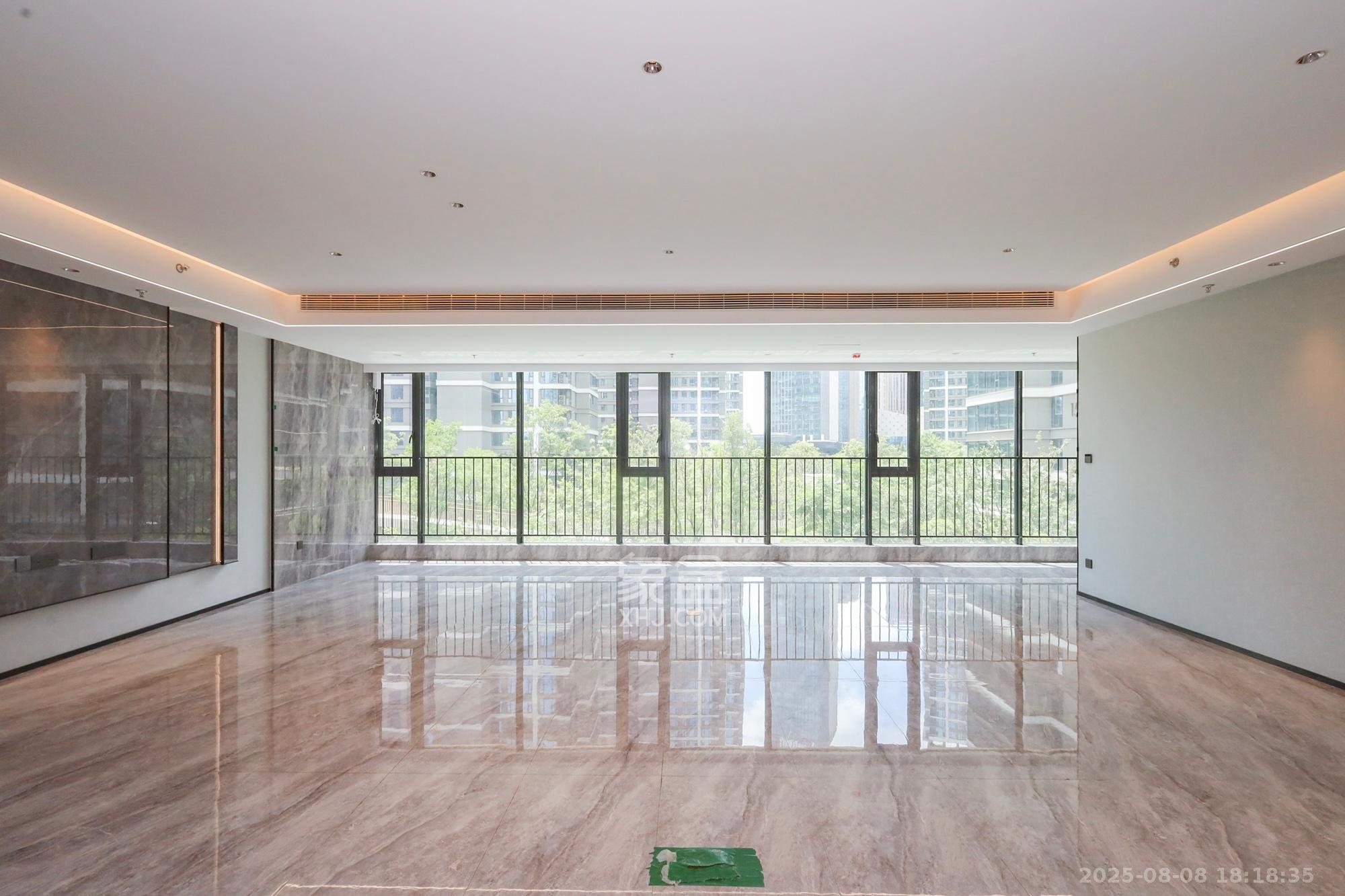 旭辉铂悦湘江  4室2厅3卫    636.0万 旭辉铂悦湘江  4室2厅3卫    636.0万客厅