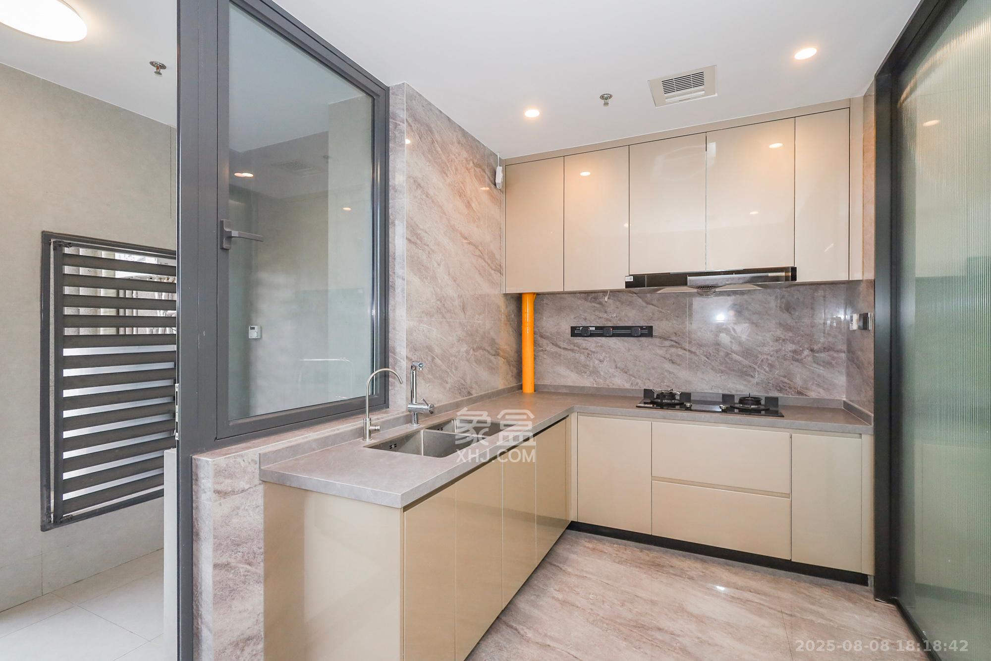 旭辉铂悦湘江  4室2厅3卫    636.0万 旭辉铂悦湘江  4室2厅3卫    636.0万厨房