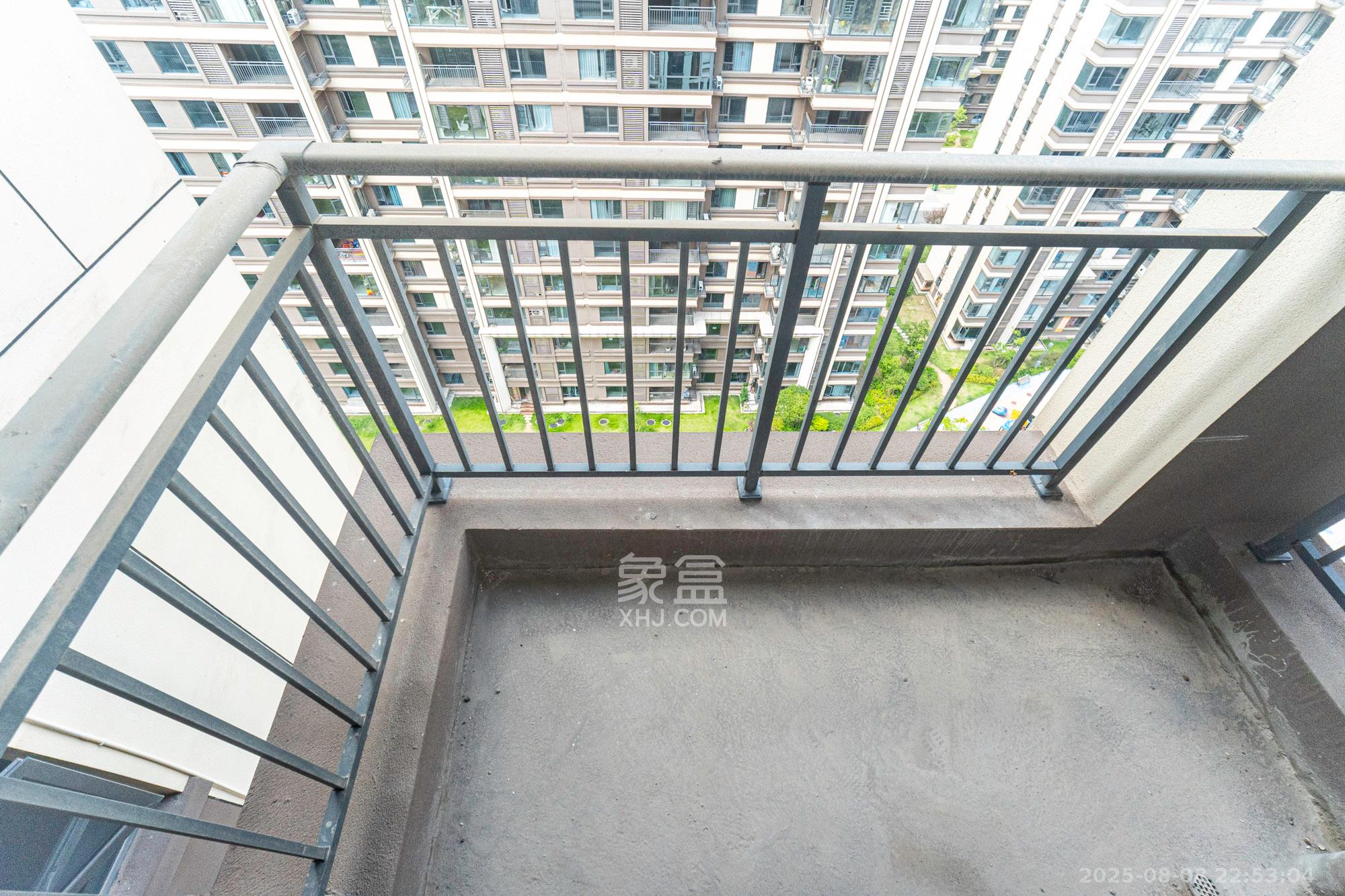 荣盛城 4室2厅2卫 98.0万 荣盛城 4室2厅2卫 98.0万阳台