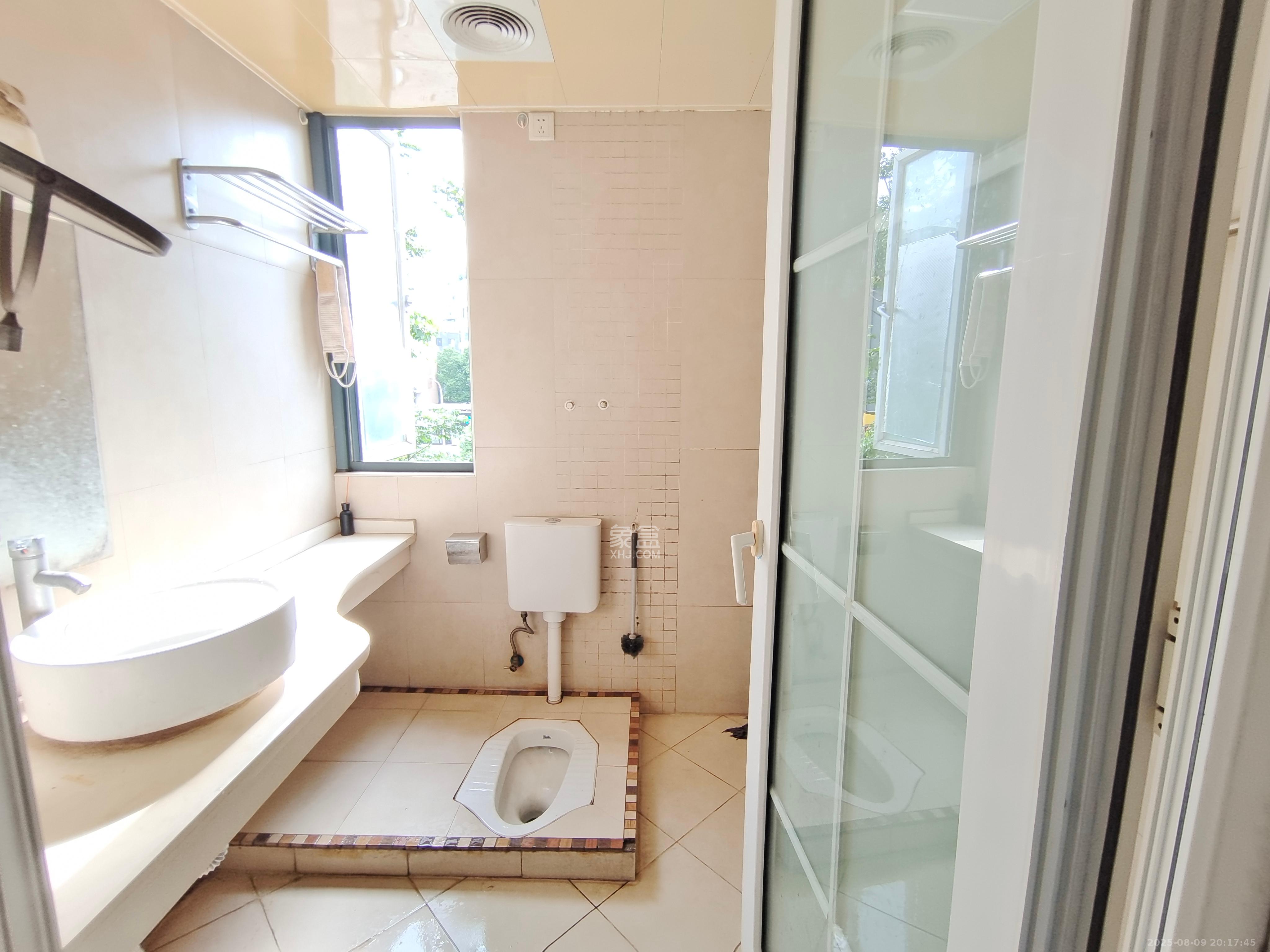 阳光100二期 3室2厅2卫 2200.0元/月 阳光100二期 3室2厅2卫 2200.0元/月室内图