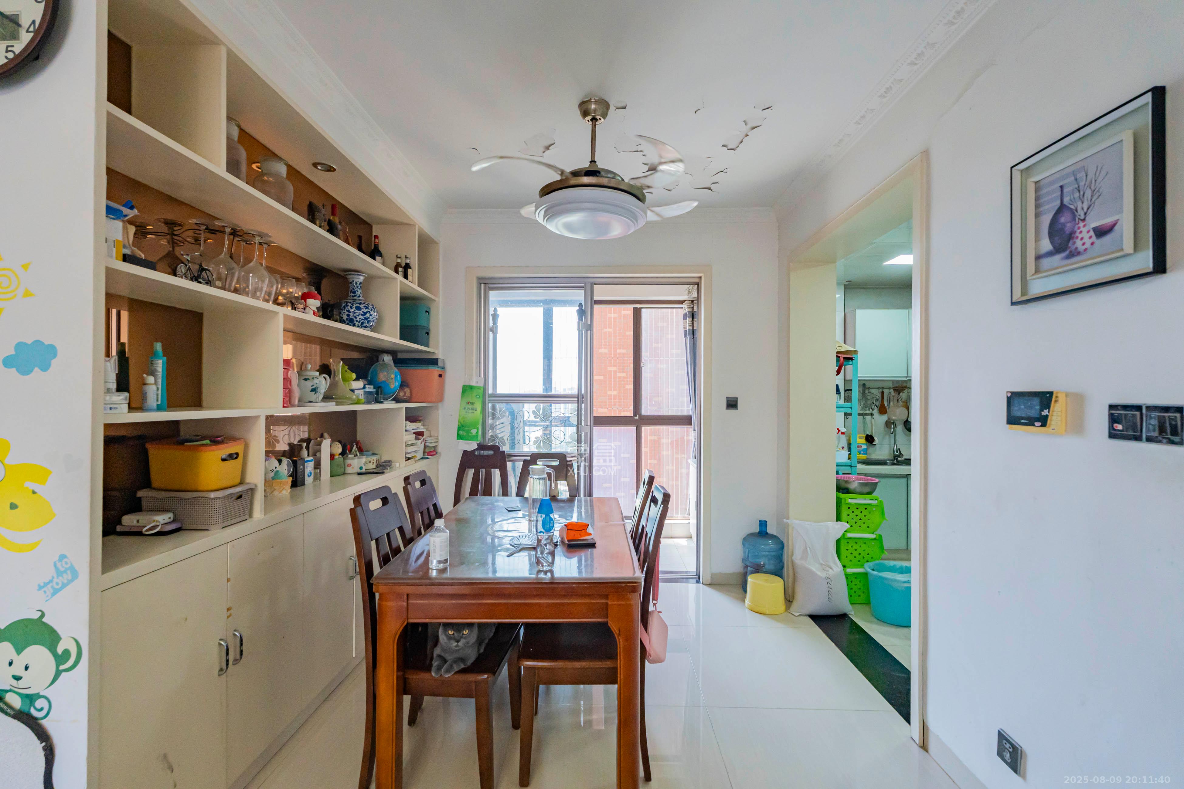 金色溪泉湾  3室2厅2卫    126.0万客厅